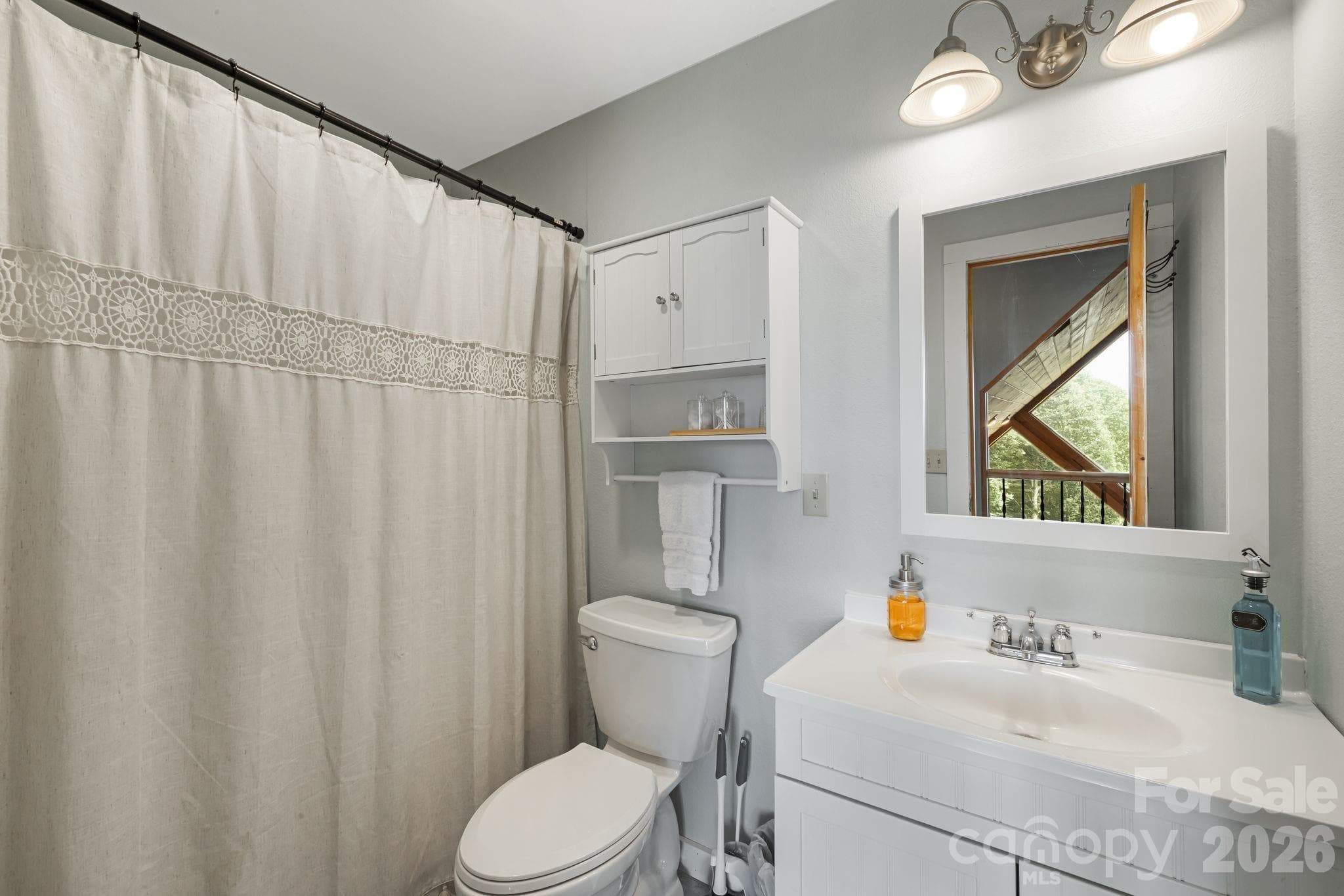 upstairs bath - 515 Raccoon Branch Road, Green Mountain