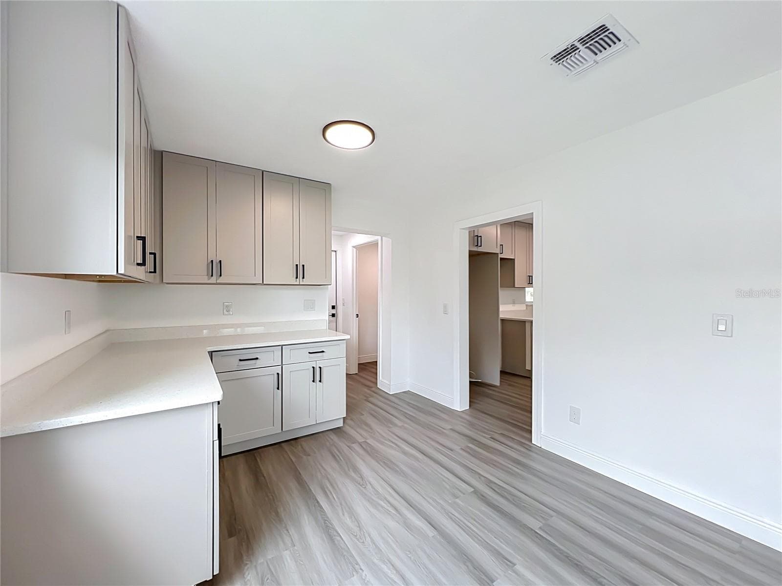 Additional cabinetry and counter space provide plenty of practical storage. - 3202 TRADEWINDS TRL, ORLANDO