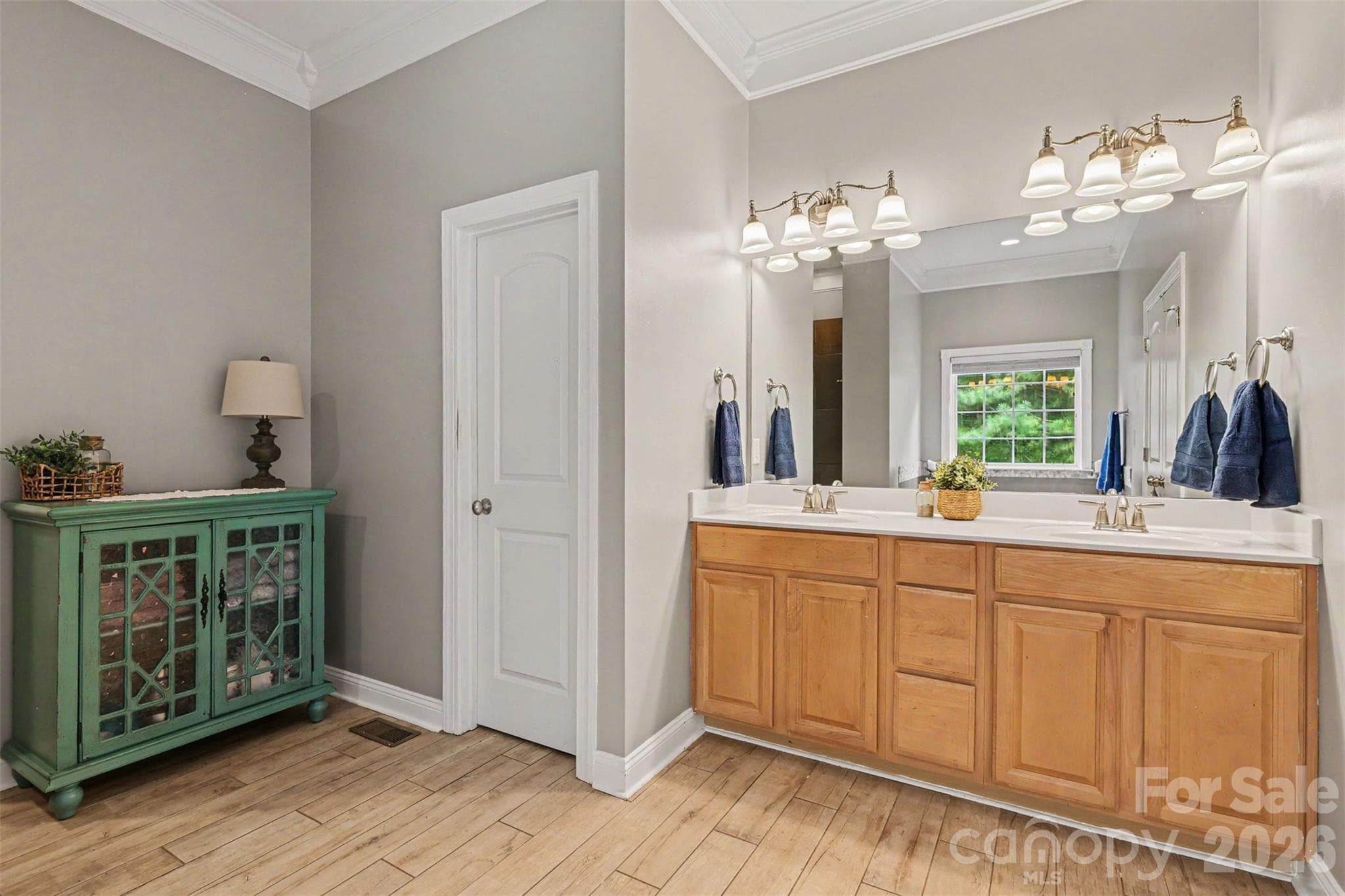Primary Bath dual vanity and water closet - 3647 Venetian Way, York