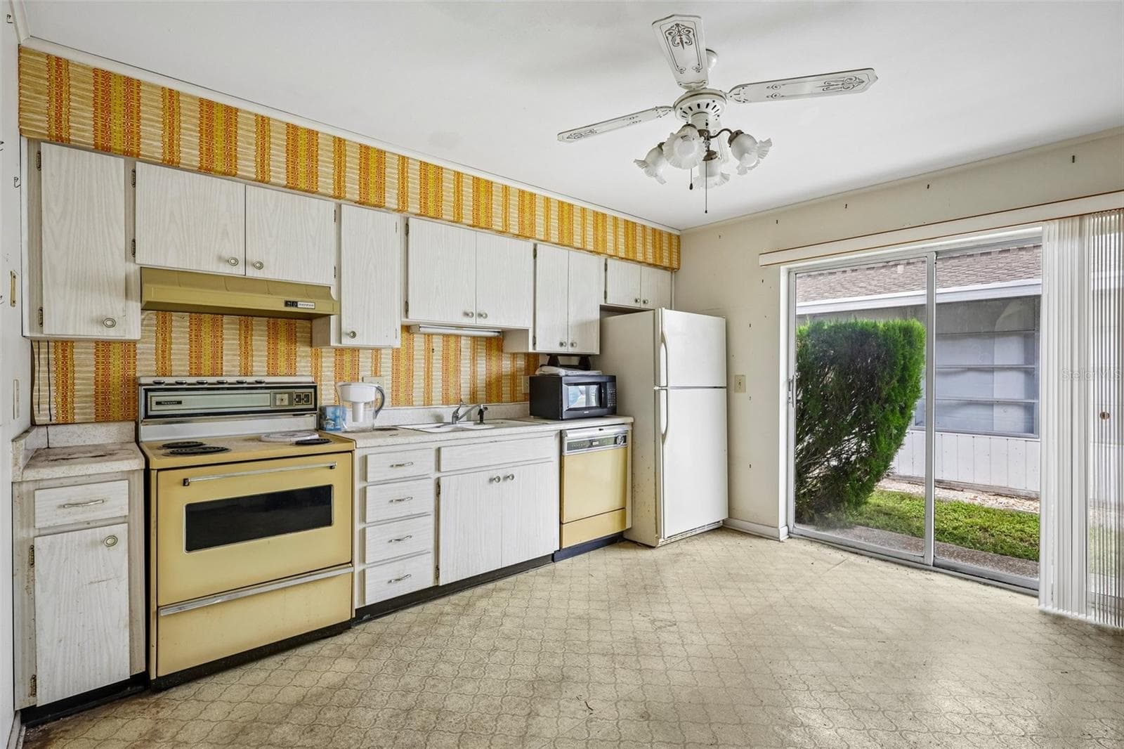 Single Family Residence at 704 RADFORD PL, SUN CITY CENTER, photo 9 of 45