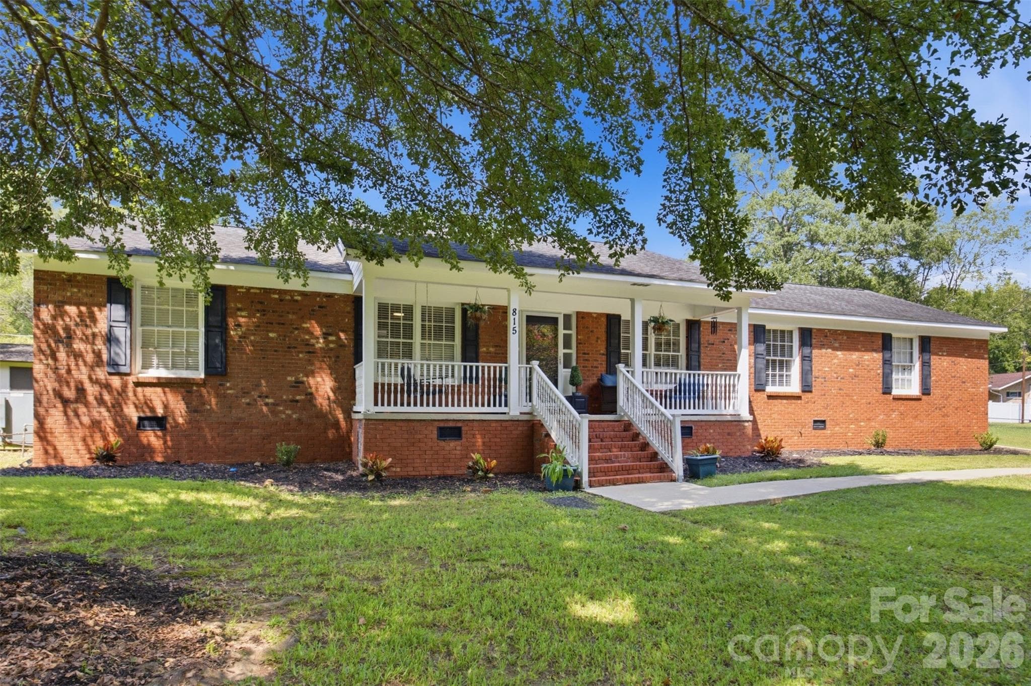 815 Lakeside Circle