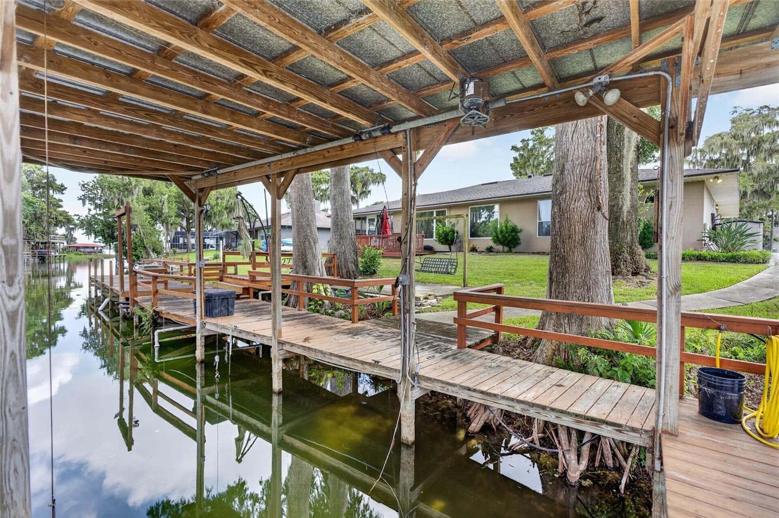 Dock with lift - 235 TEMPLE CIR, EUSTIS