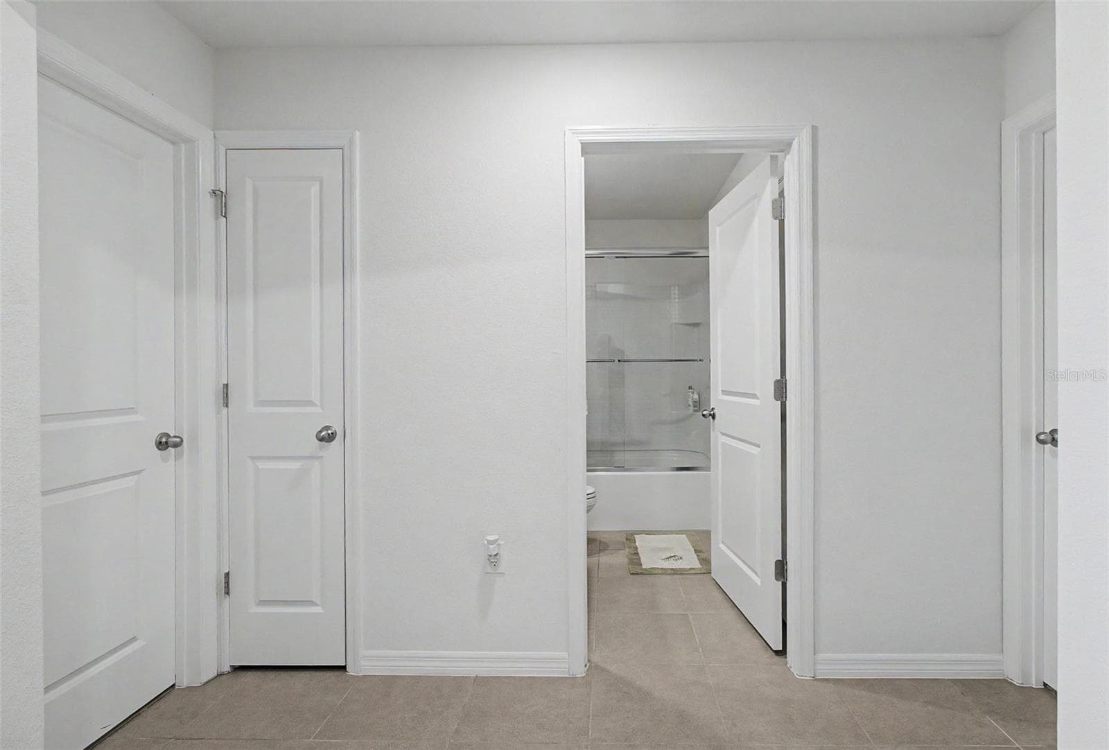 HALL VIEW INTO BATHROOM 2 - 25199 NW 8TH RD, NEWBERRY