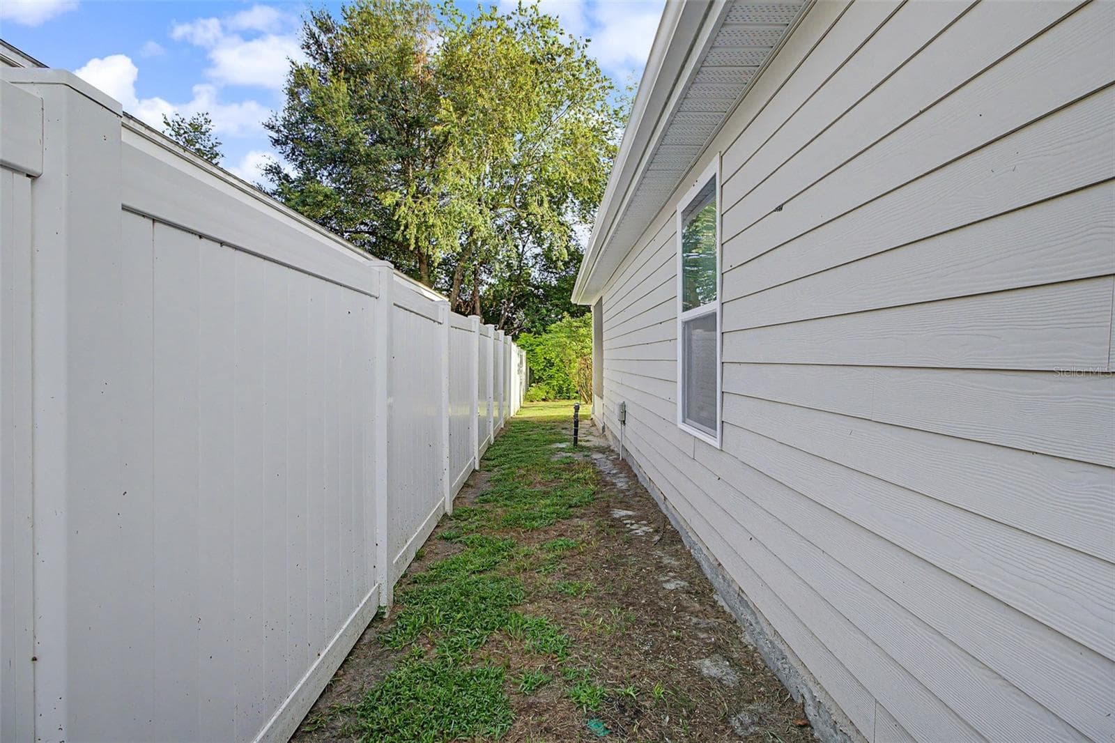 SIDE VIEW - 25199 NW 8TH RD, NEWBERRY