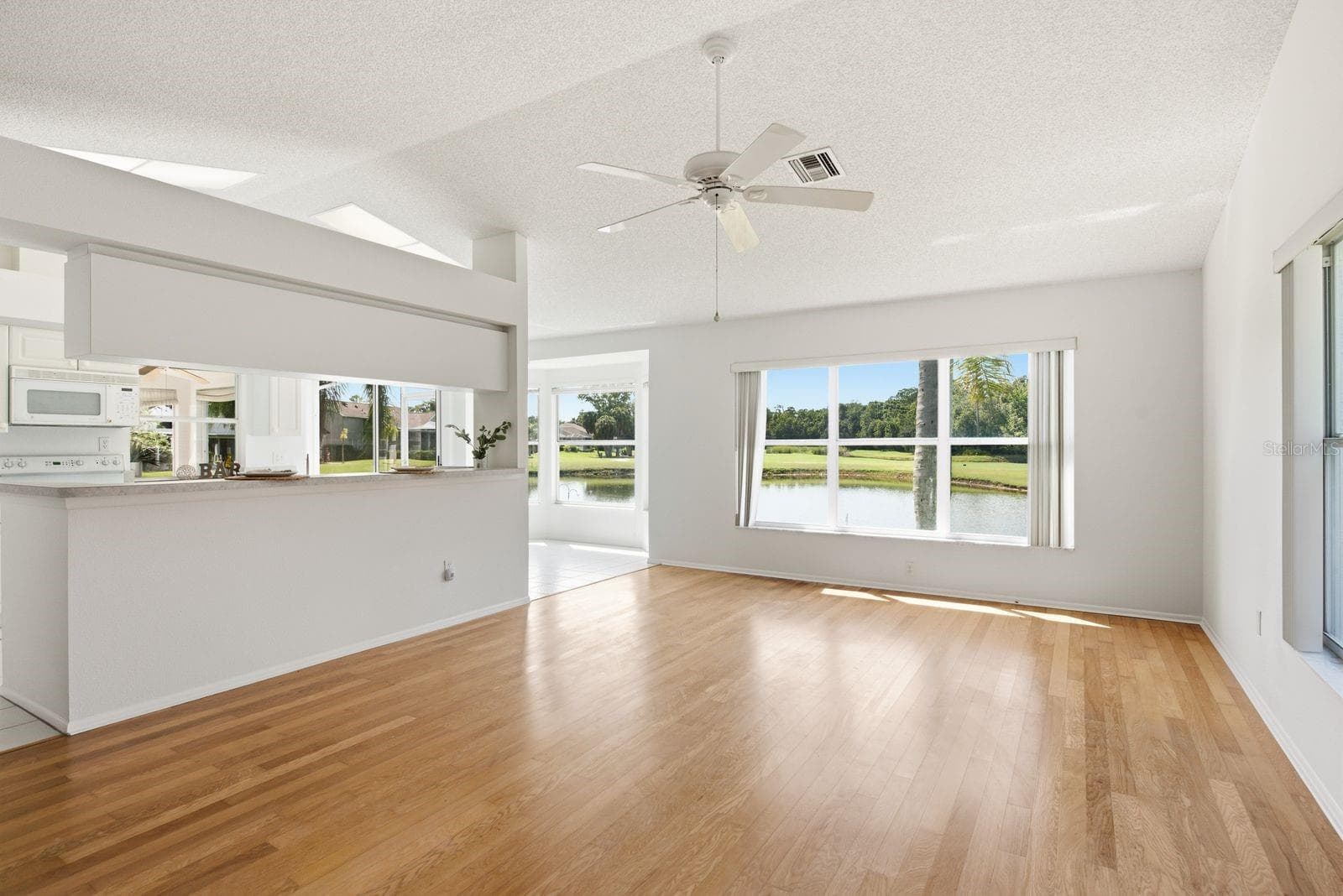 Massive Family Room w/ Vaulted Ceilings - 6639 SUN POINT CT, NEW PORT RICHEY