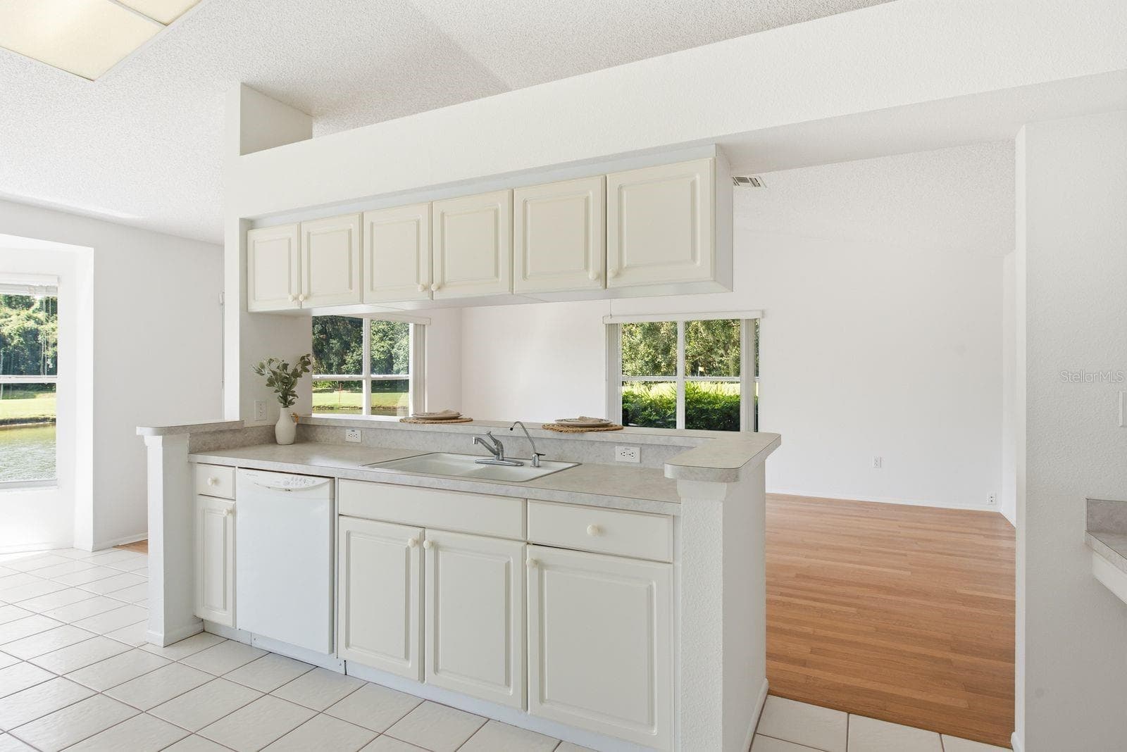 Kitchen overlooking the Family Room - 6639 SUN POINT CT, NEW PORT RICHEY