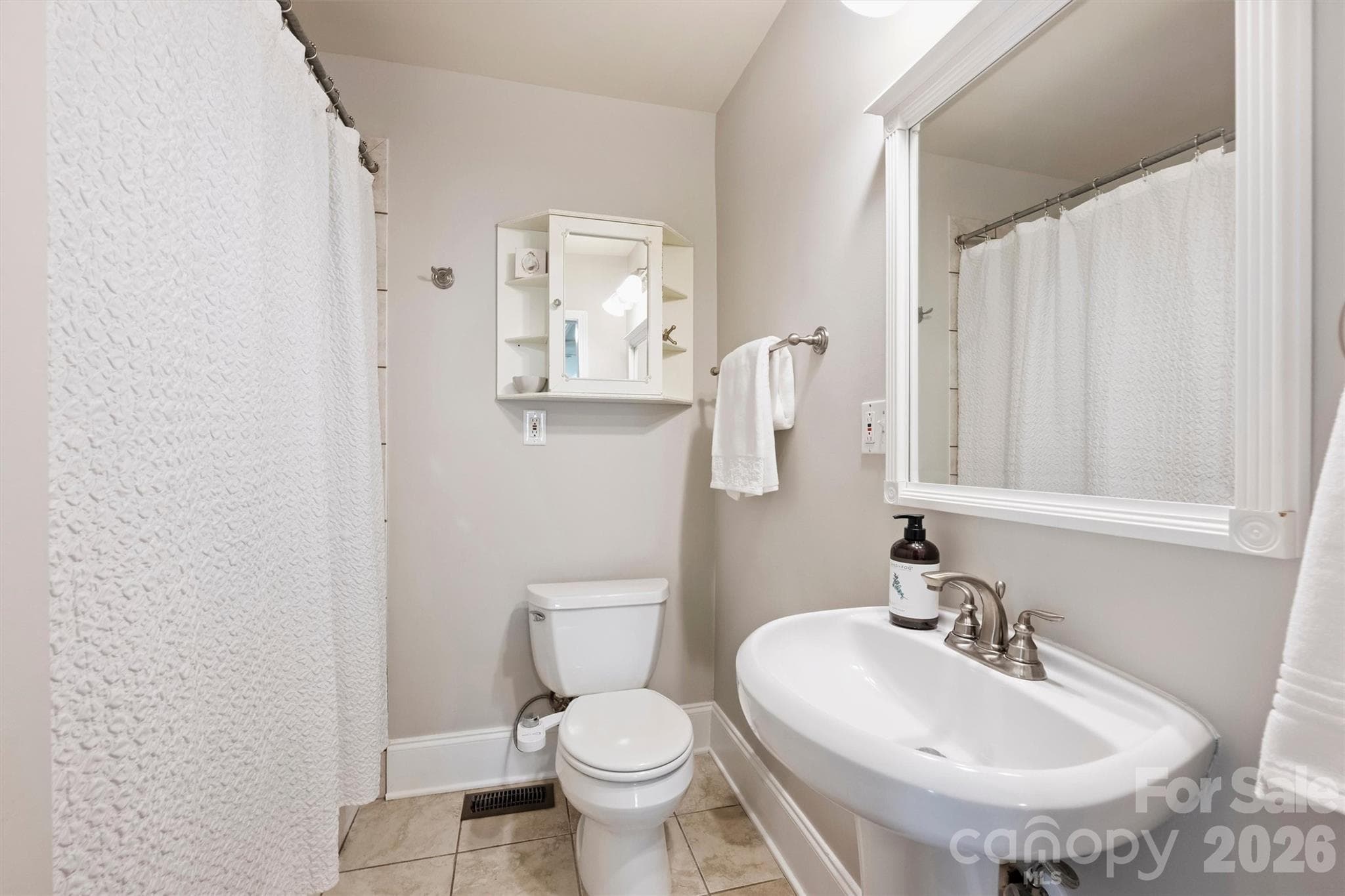 Hall Full Bathroom - 1323 Carolyn Drive, Charlotte