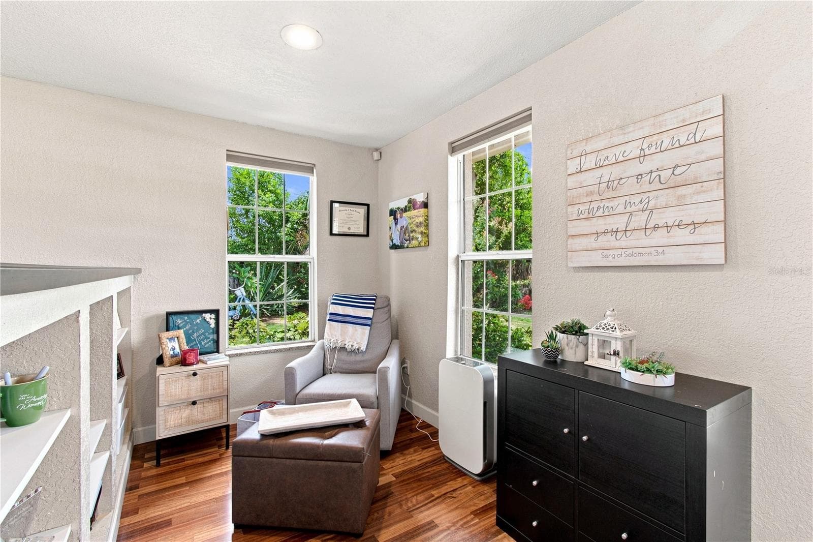 Huge Primary Bedroom with separate reading area and built in bookshelves - 9020 AUBURN WAY, TAMPA