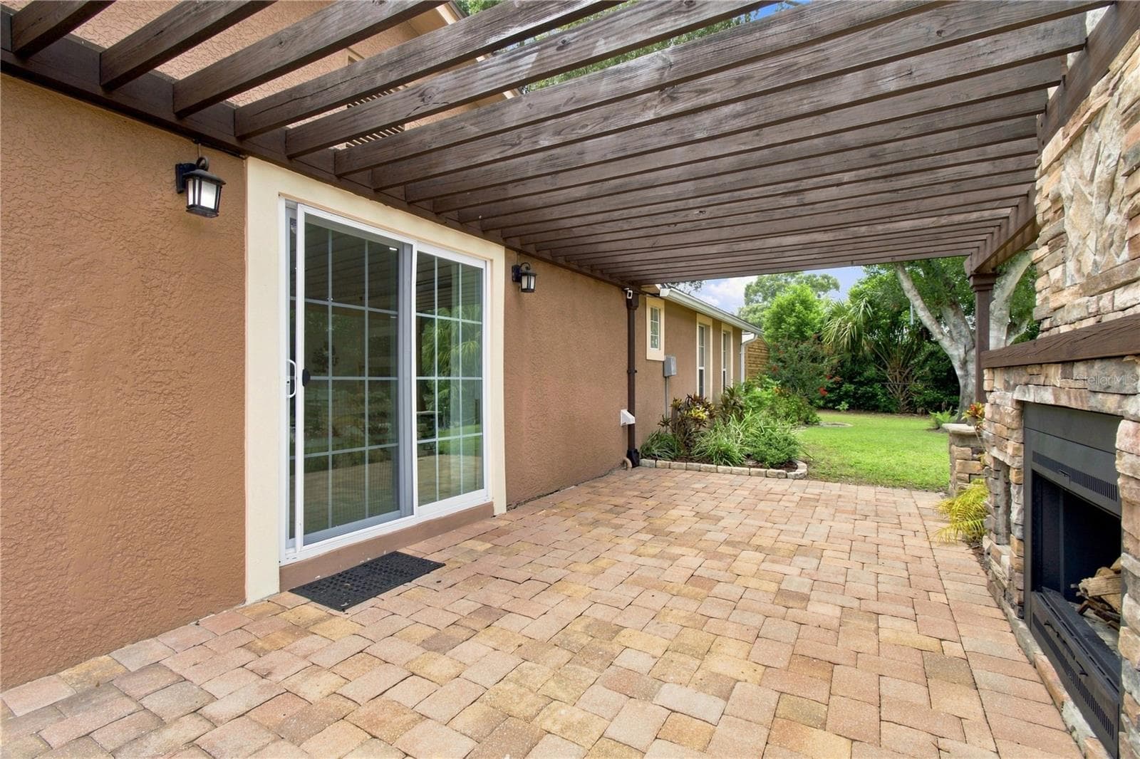 Dining area sliders passage to side patio with wood fireplace - 9020 AUBURN WAY, TAMPA