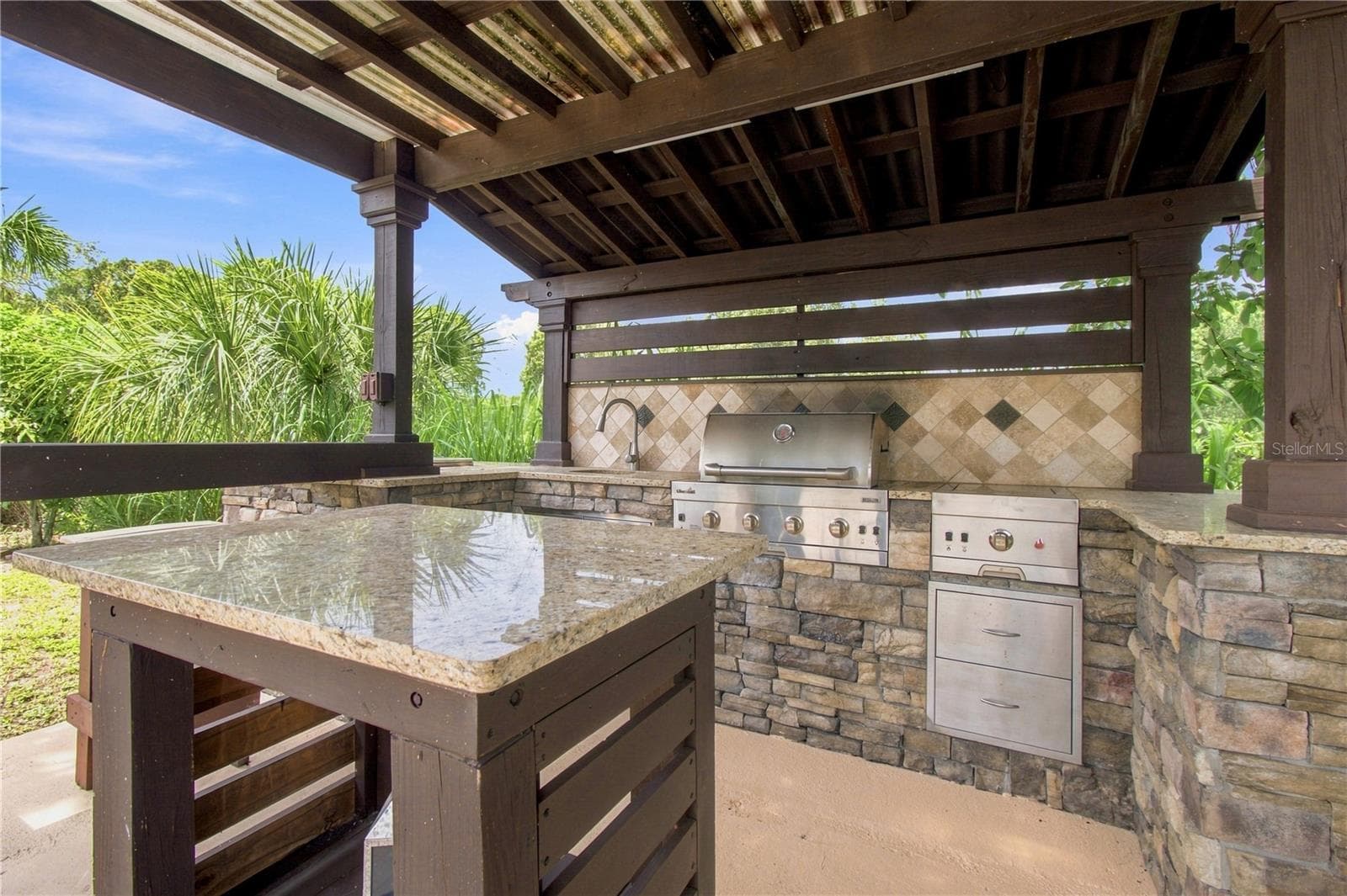 an open-air poolside BBQ cabana - 9020 AUBURN WAY, TAMPA