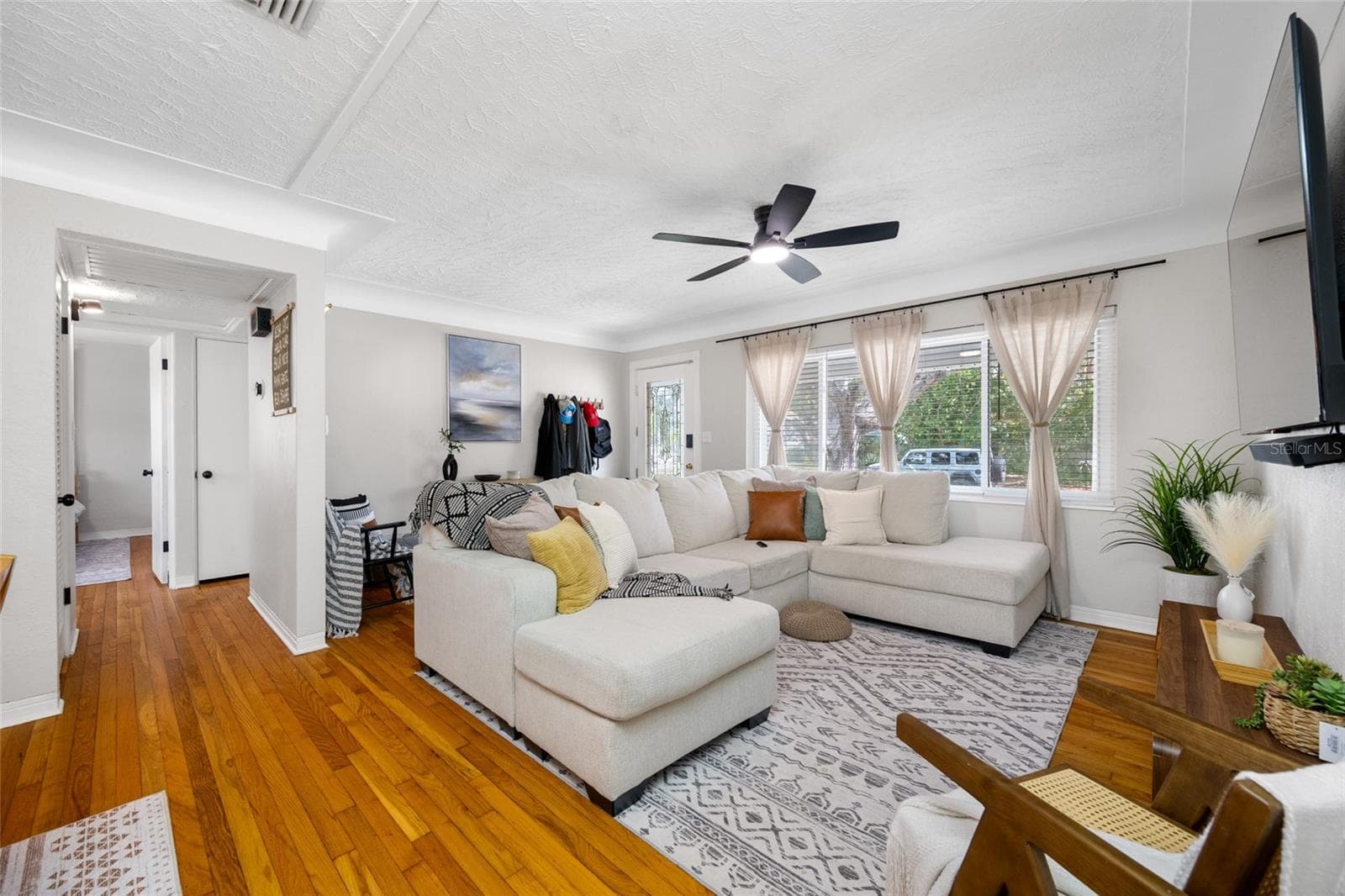 Single Family Residence at 6219 HAMPTON DR N, ST PETERSBURG, photo 3 of 36