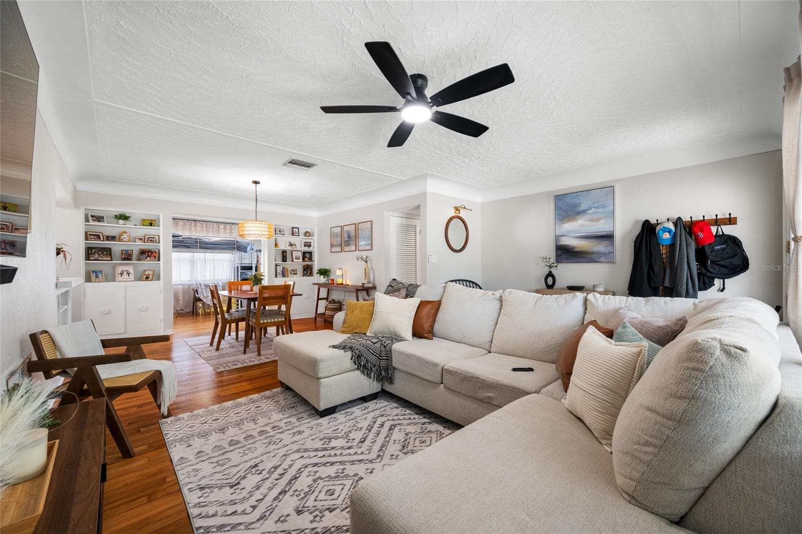 Single Family Residence at 6219 HAMPTON DR N, ST PETERSBURG, photo 4 of 36