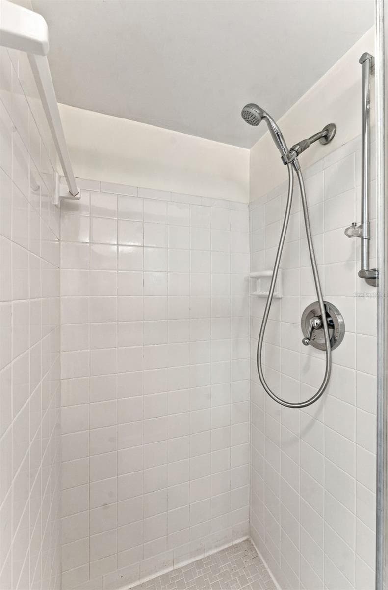 primary bath - 1773 LONDON LN, CLEARWATER