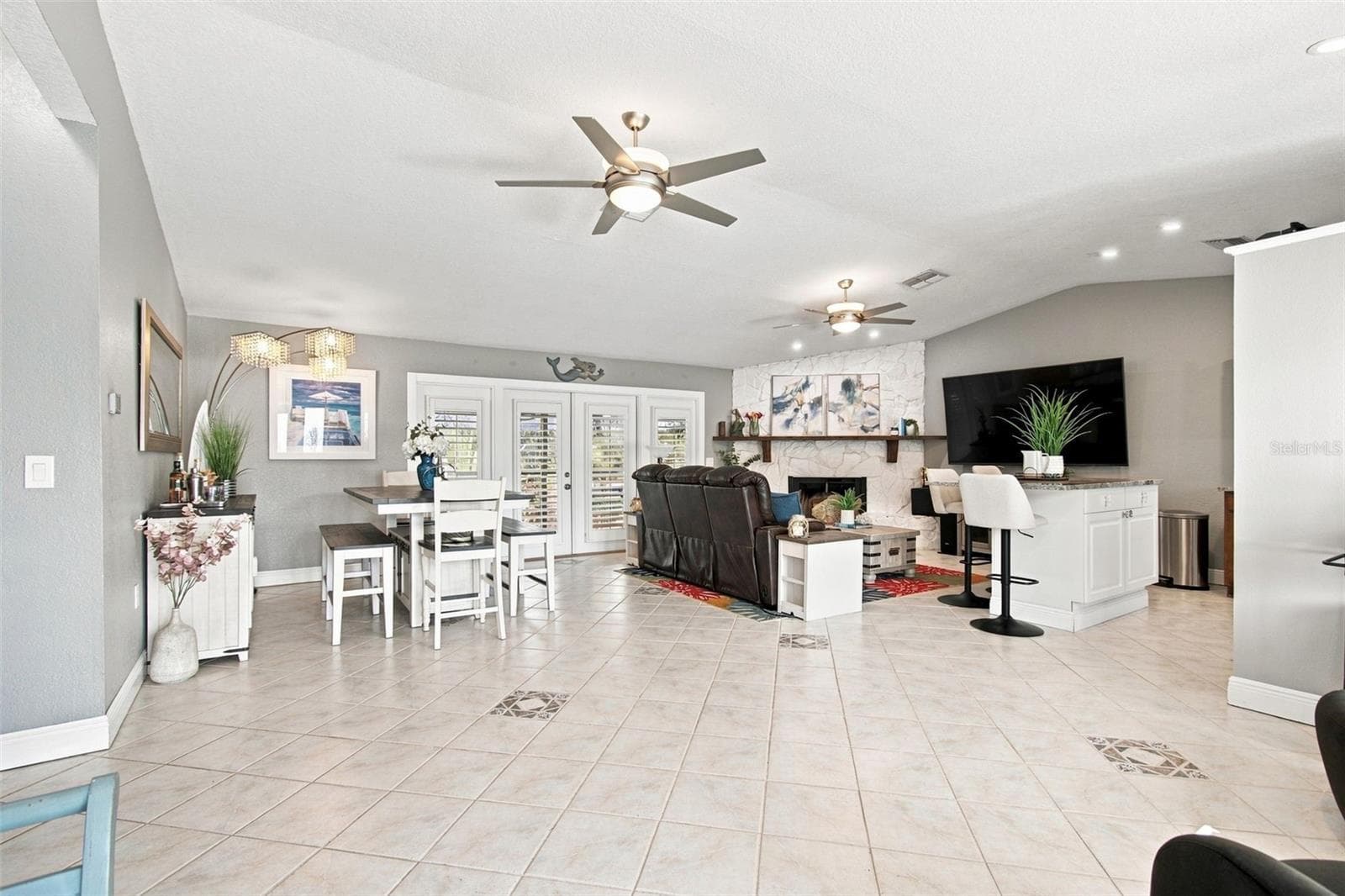 Great Room/Entry - 201 LAGOON DR, PALM HARBOR