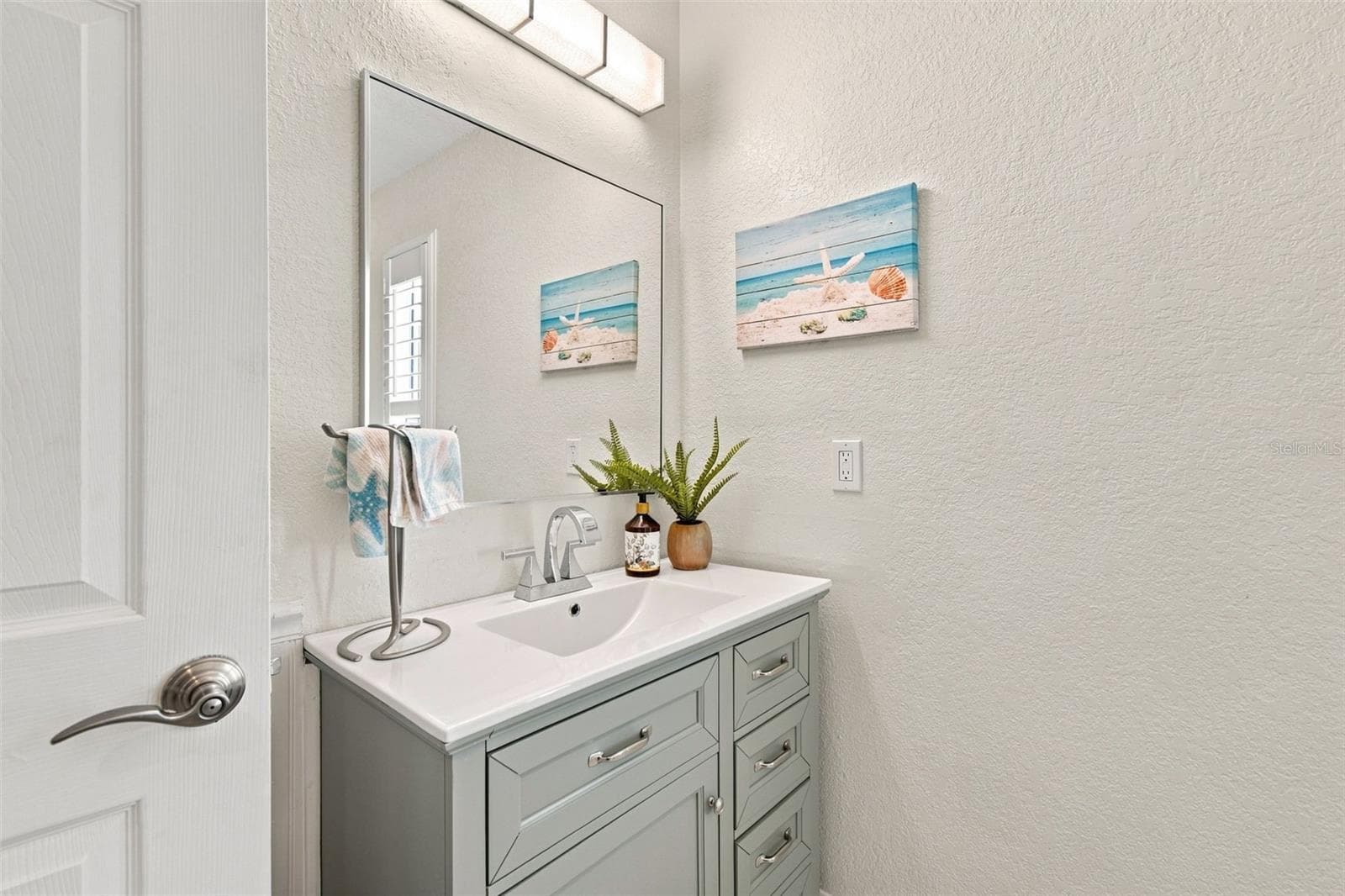 Full Bathroom 2nd Floor - 201 LAGOON DR, PALM HARBOR
