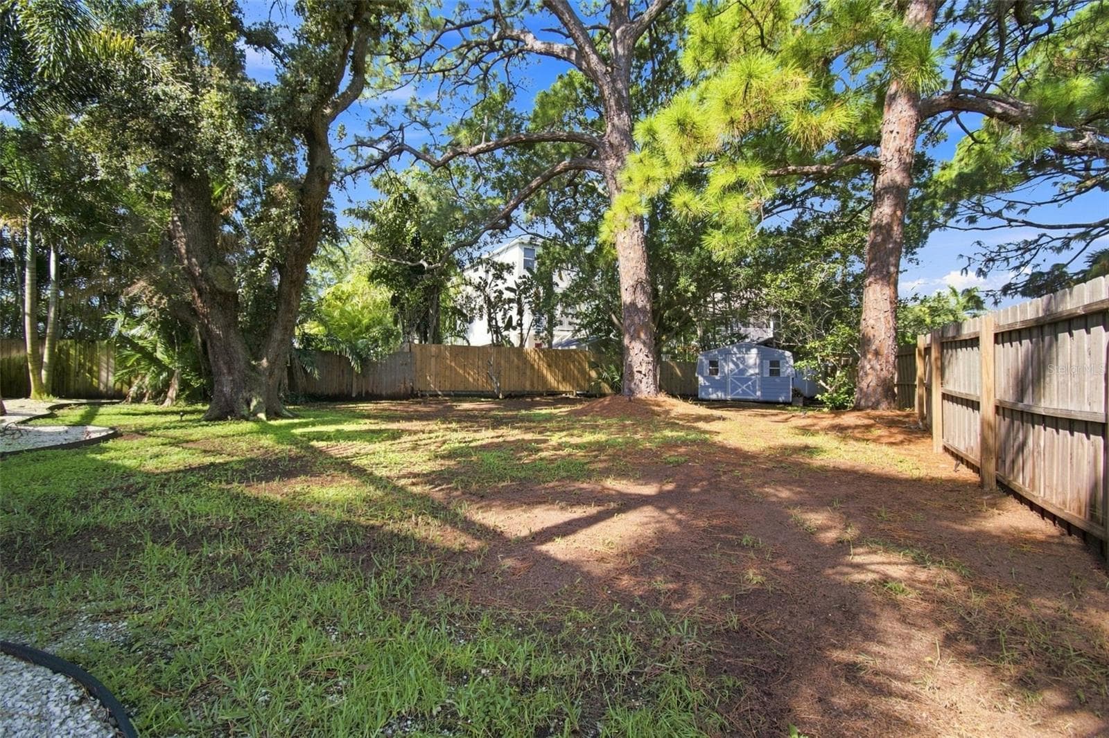 Spacious backyard - 201 LAGOON DR, PALM HARBOR