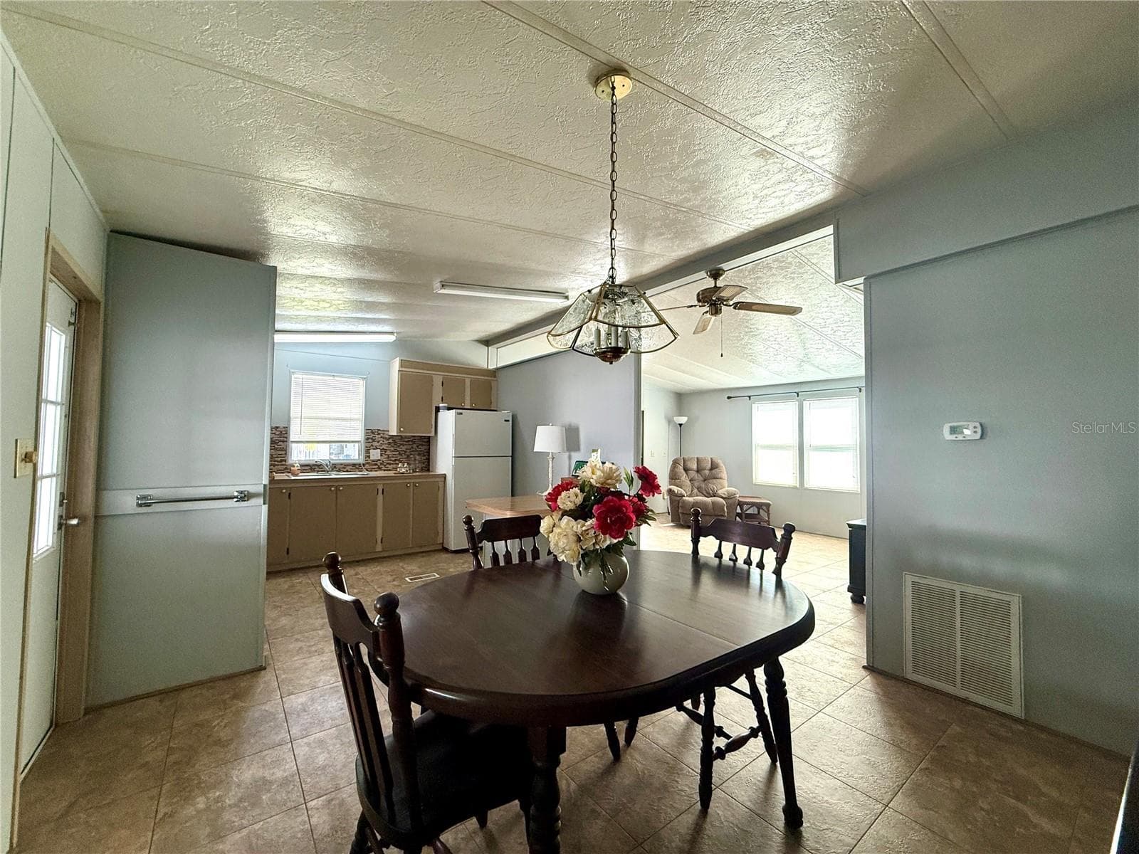 Manufactured Home at 225 N SAINT THOMAS CIR, APOLLO BEACH, photo 6 of 26