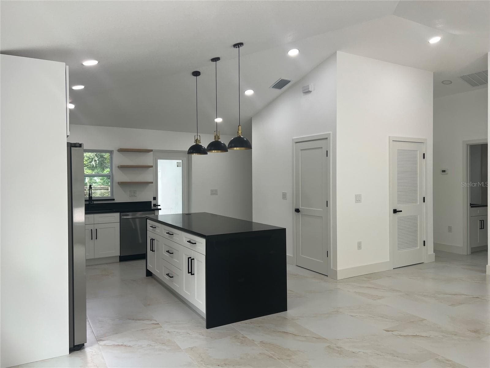 Single Family Residence at 8915 N WILLOW AVE, TAMPA, photo 14 of 47