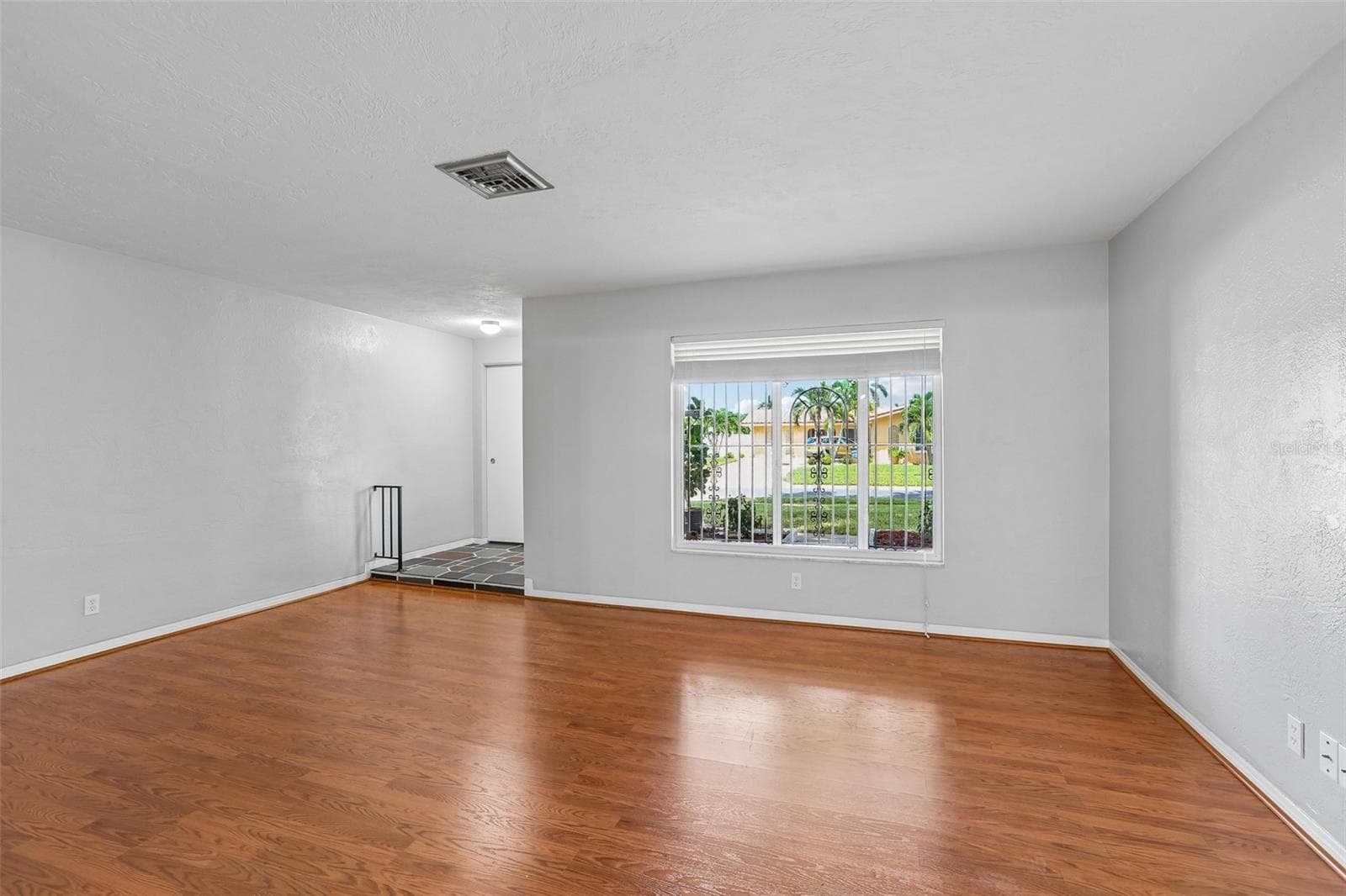 Living Room Facing Front Yard - 13178 88TH AVE N, SEMINOLE