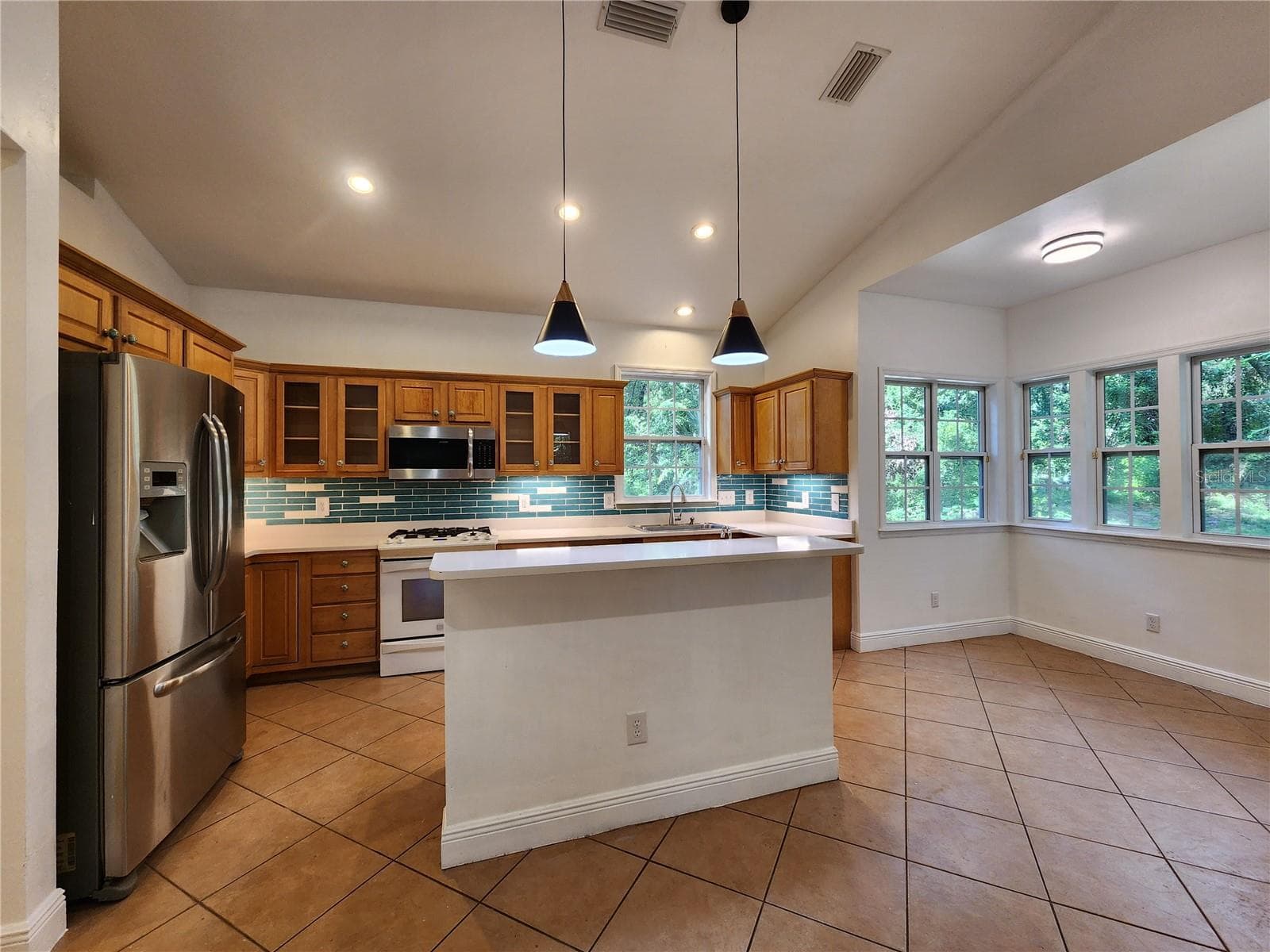 Kitchen Island & Breakfast Nook - 8909 SE 2ND STREET RD, TRENTON