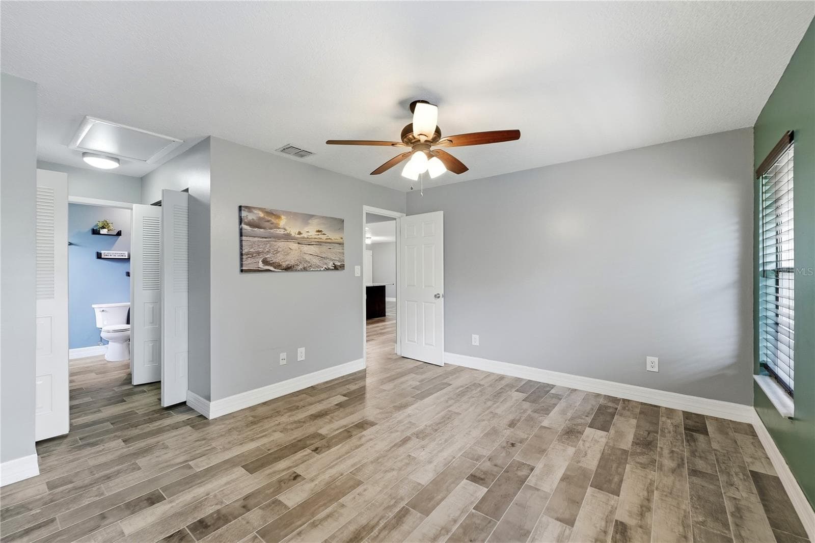 Bedroom 2 with bathroom access. - 10702 WILLIAM TELL DR, ORLANDO