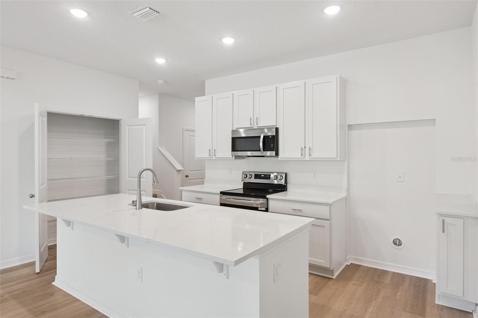Townhouse at 2274 RED PINE CT, EUSTIS, photo 4 of 20