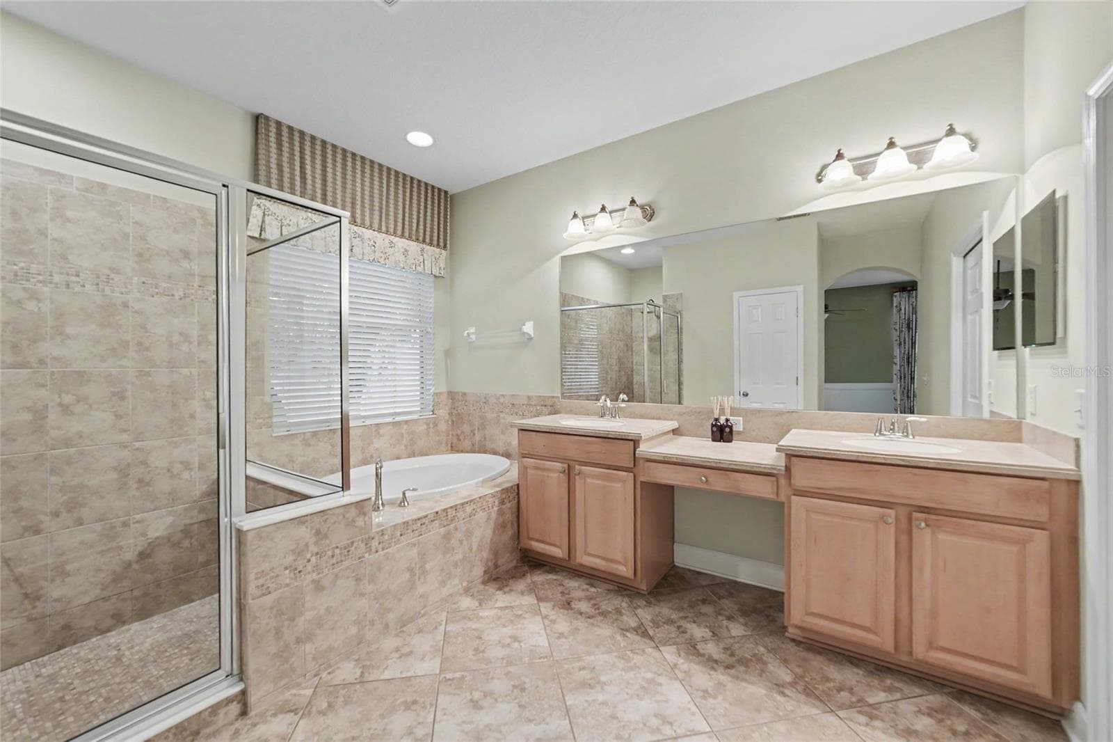 Single Family Residence at 12802 AVELAR CREEK DR, RIVERVIEW, photo 15 of 30