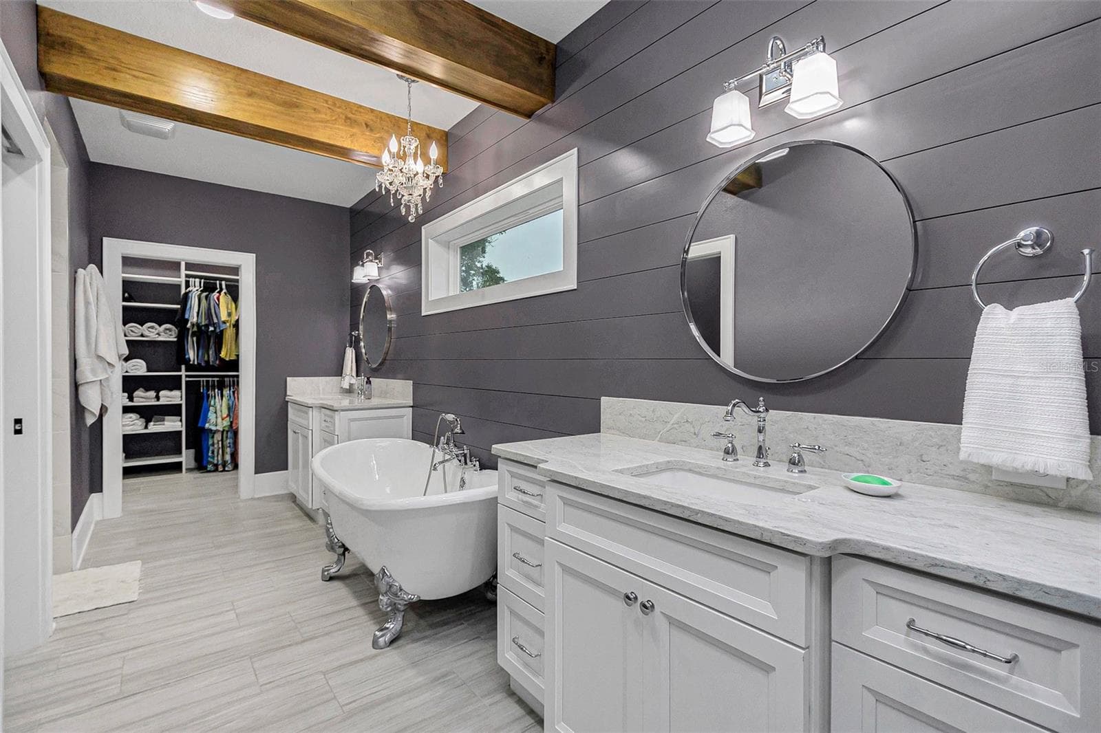 Claw foot tub with chandelier - 8727 SE 72ND AVE, OCALA