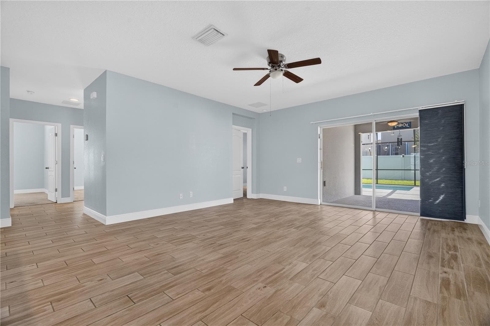 Living Room leading to the lanai - 878 BENJAMIN TRL, DAVENPORT