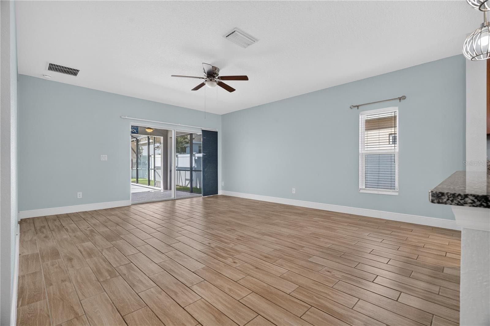 Living Room leading to the lanai - 878 BENJAMIN TRL, DAVENPORT