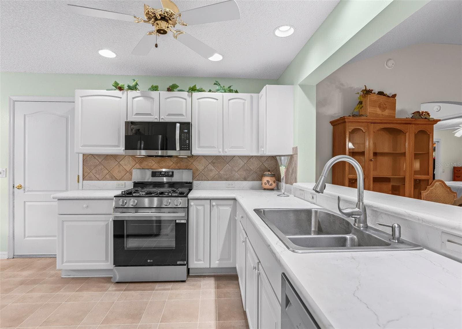 new countertops and appliances - 8368 SE 176TH LAWSON LOOP, THE VILLAGES