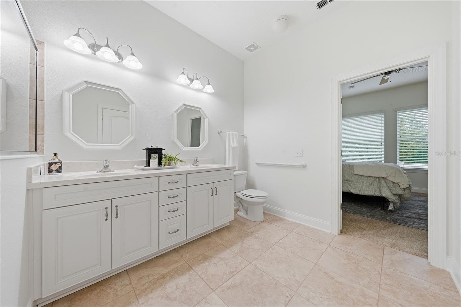 Primary ensuite with dual sink vanity - 16716 ABBEY HILL CT, CLERMONT
