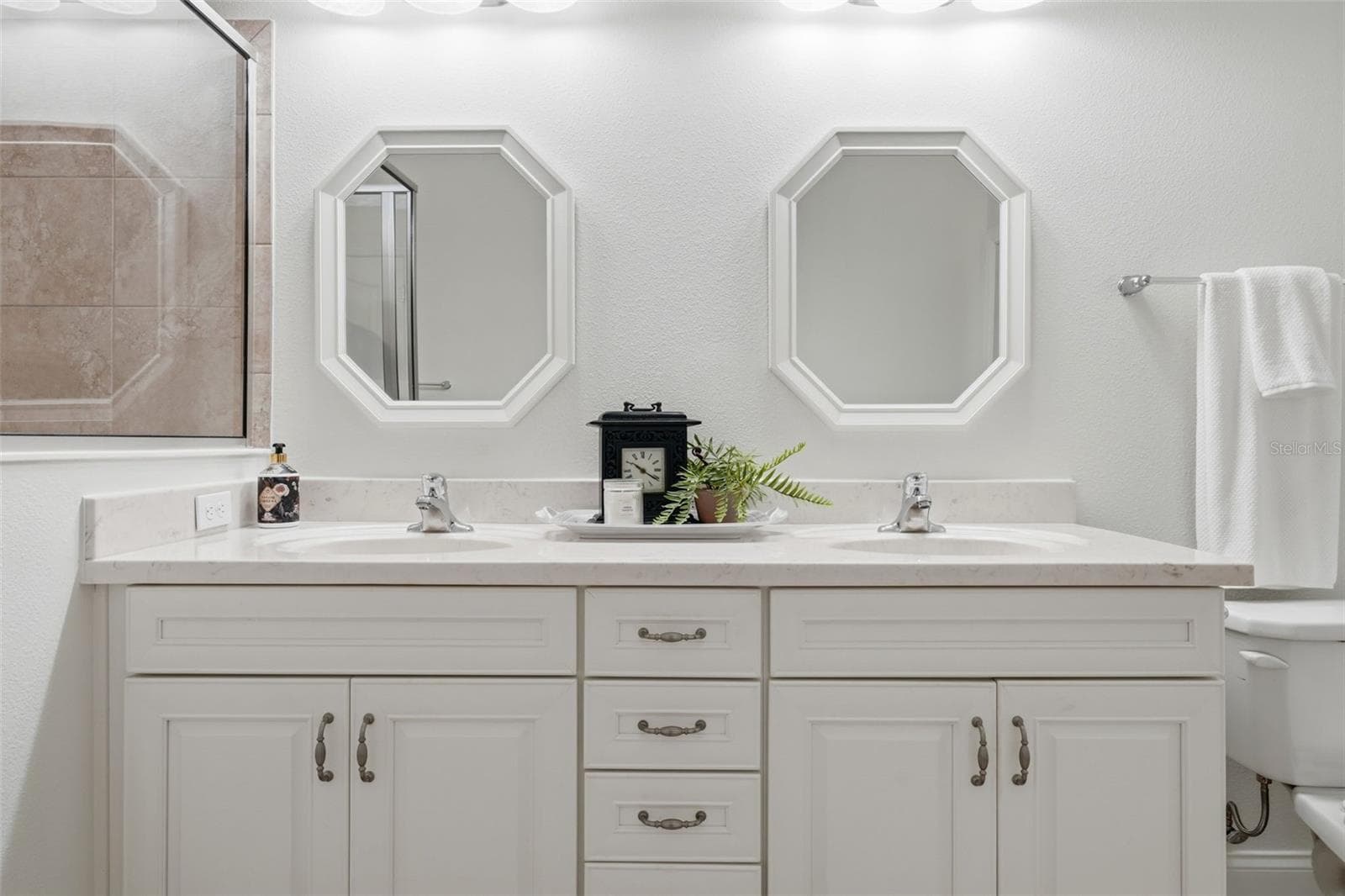 Primary ensuite with dual sink vanity - 16716 ABBEY HILL CT, CLERMONT