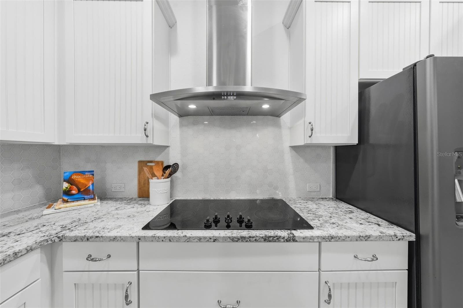 Glass cooktop with stainless steel hood - 16716 ABBEY HILL CT, CLERMONT