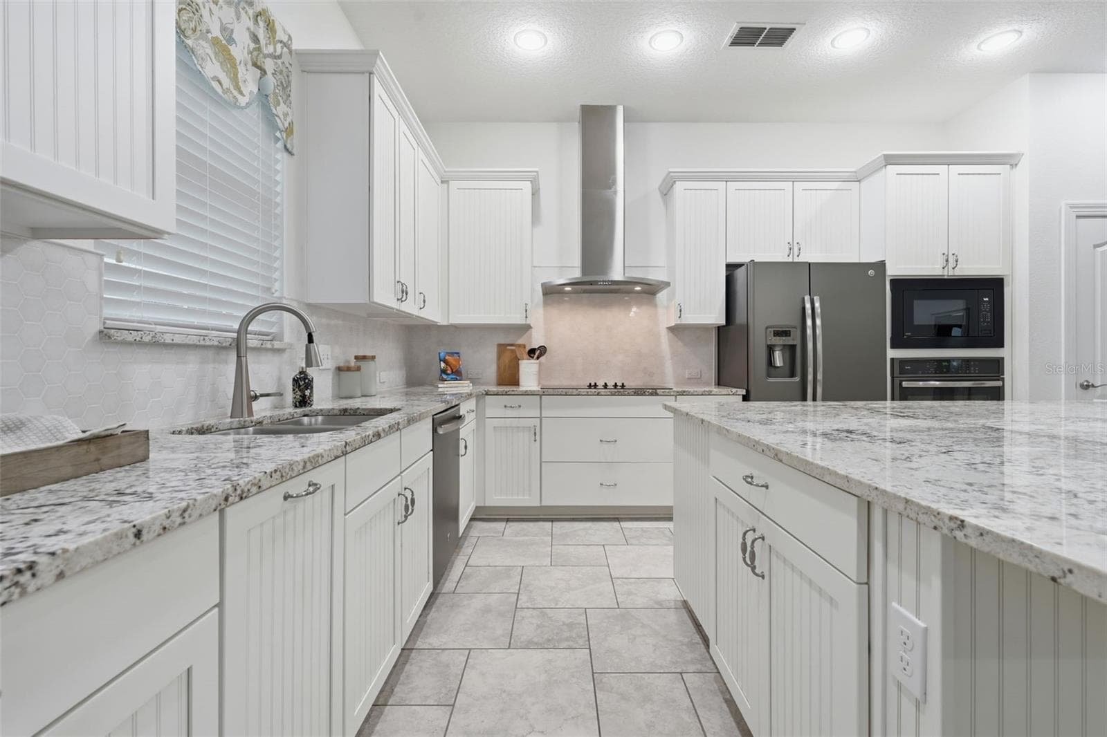 Plenty of countertop space for all of your cooking and entertaining needs - 16716 ABBEY HILL CT, CLERMONT