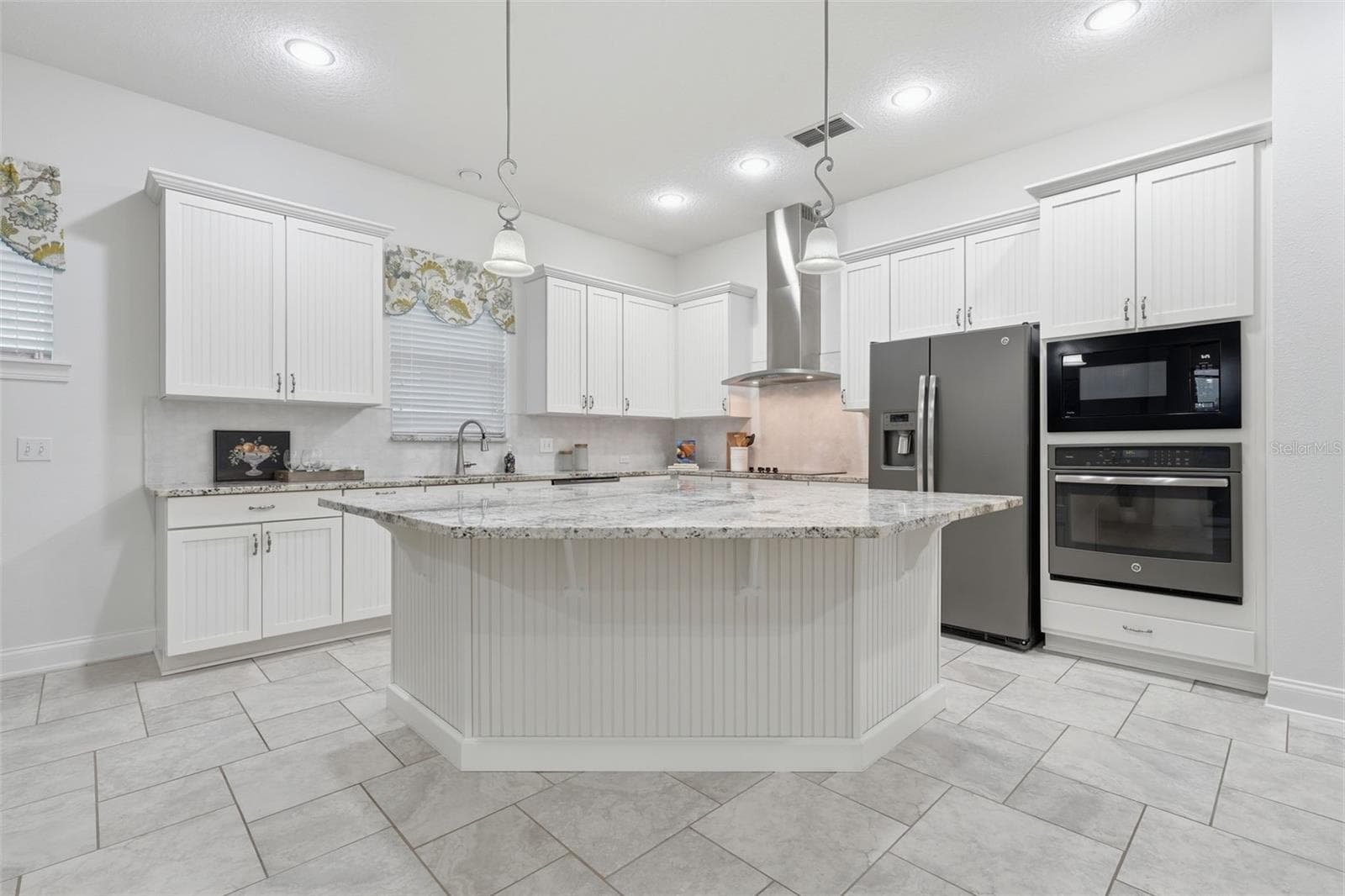 Kitchen offers 42" cabinets, granite countertops, stainless steel appliances and counter seating - 16716 ABBEY HILL CT, CLERMONT