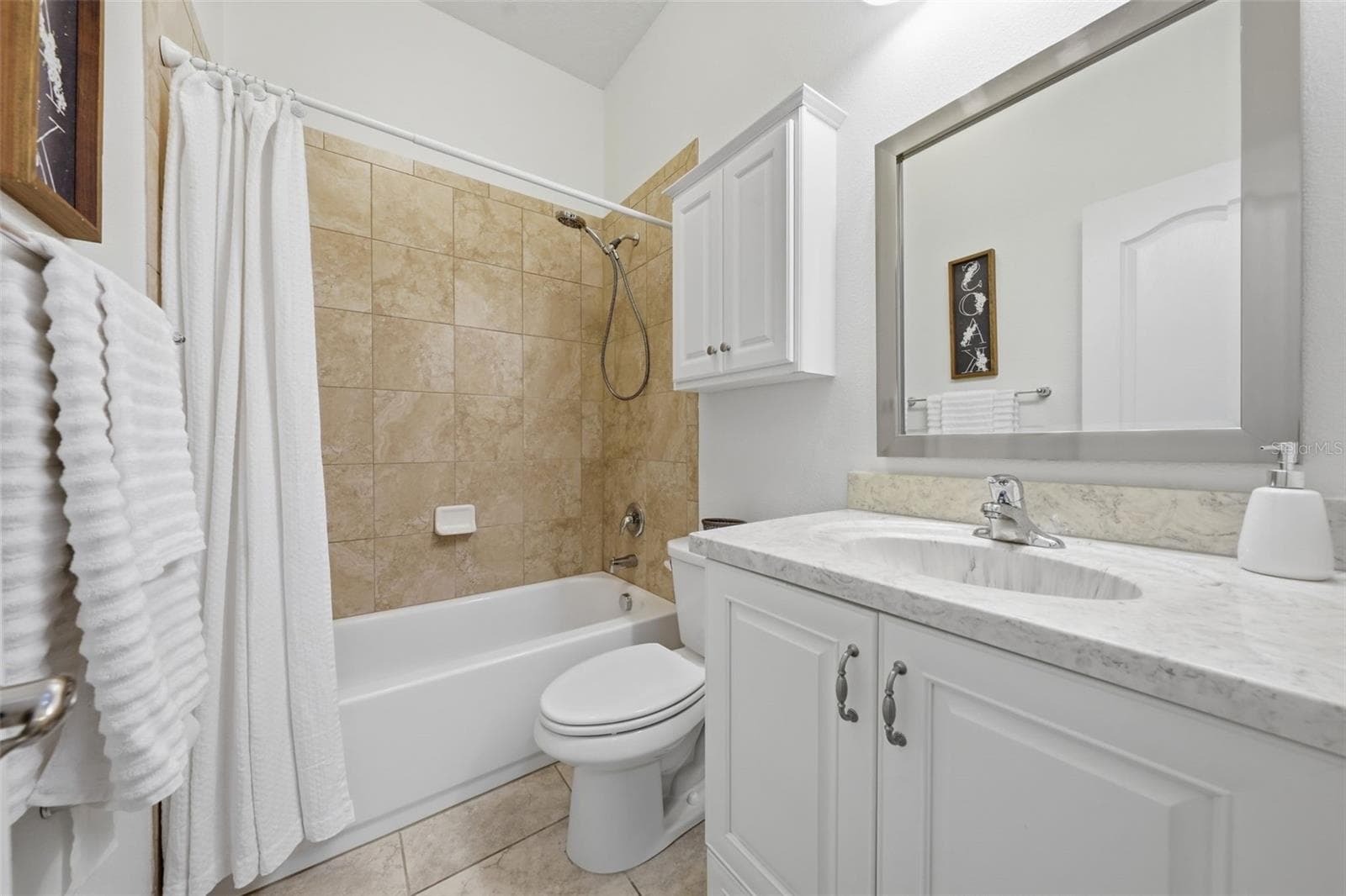 Guest Suite with tub/shower combo - 16716 ABBEY HILL CT, CLERMONT