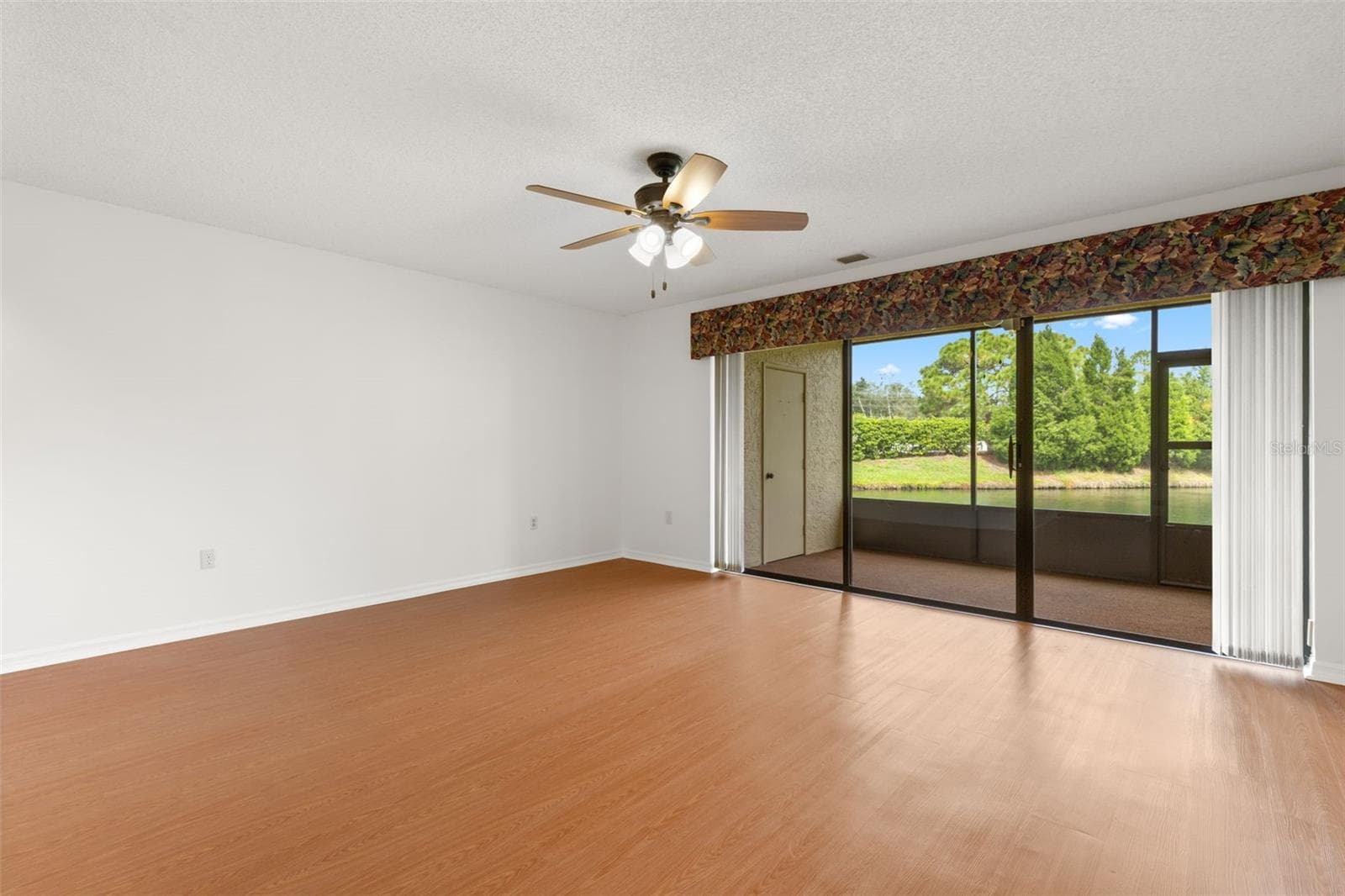 Living room - 1801 E LAKE RD #19D, PALM HARBOR