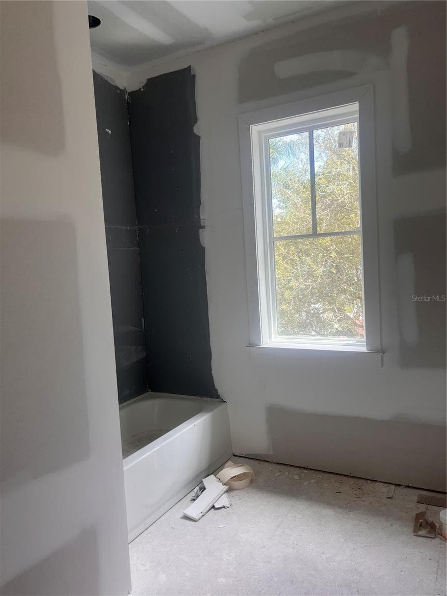 Shared bathrooom - 485 11TH AVE N, ST PETERSBURG