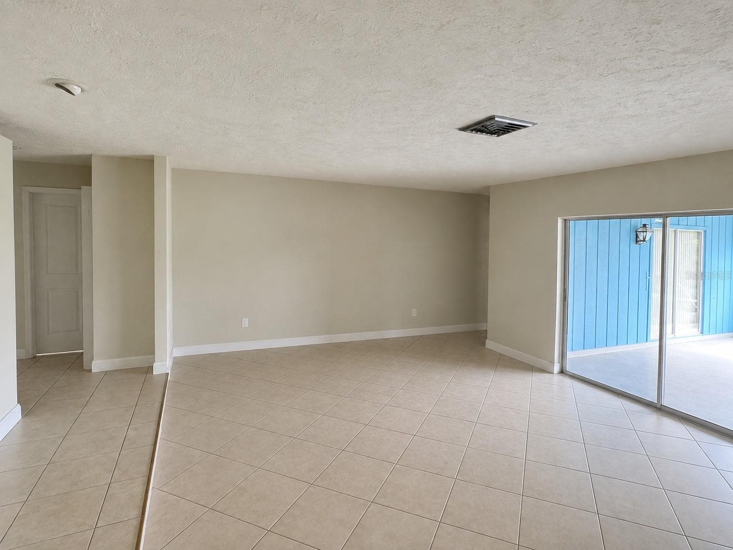 Living/dining area overlooking pool - 1009 INDIAN HILLS CT, VENICE