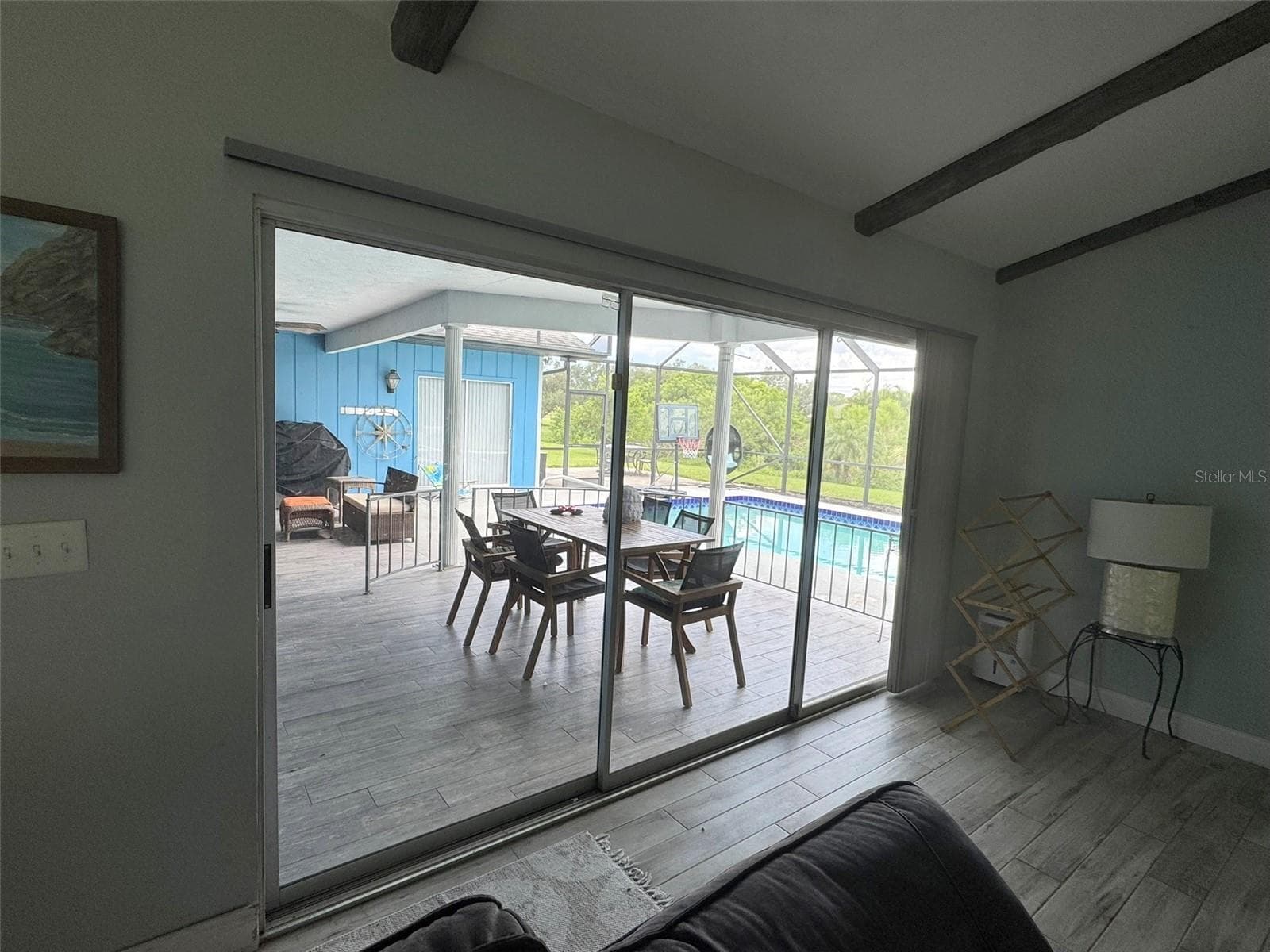 family room overlooking pool deck - 1009 INDIAN HILLS CT, VENICE