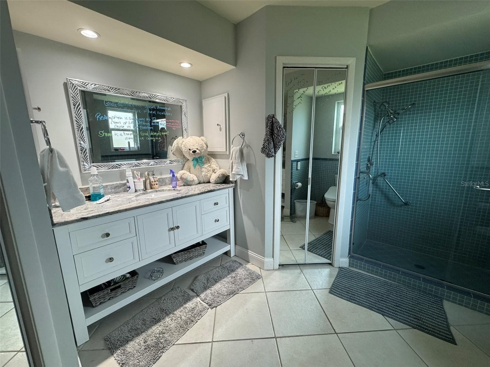 primary en-suite bath with separate vanities - 1009 INDIAN HILLS CT, VENICE