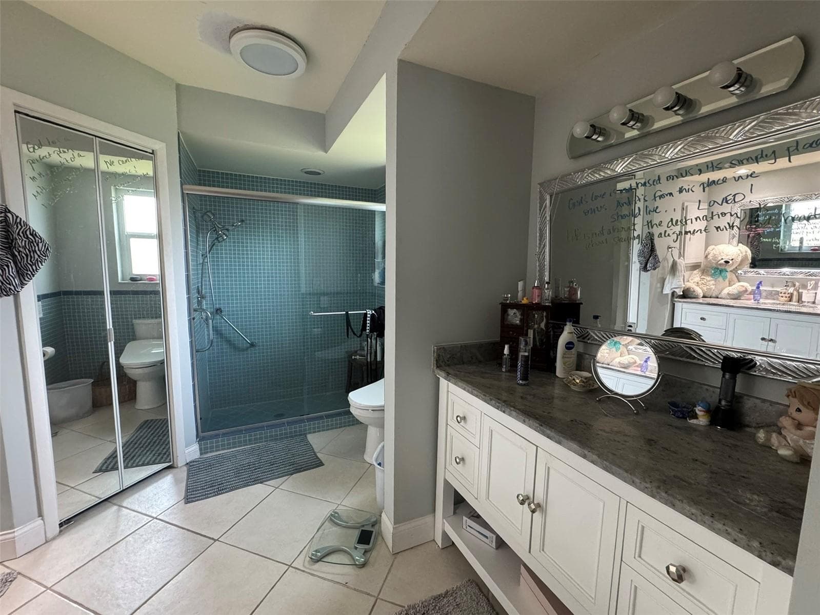 primary en-suite bath with separate vanities - 1009 INDIAN HILLS CT, VENICE