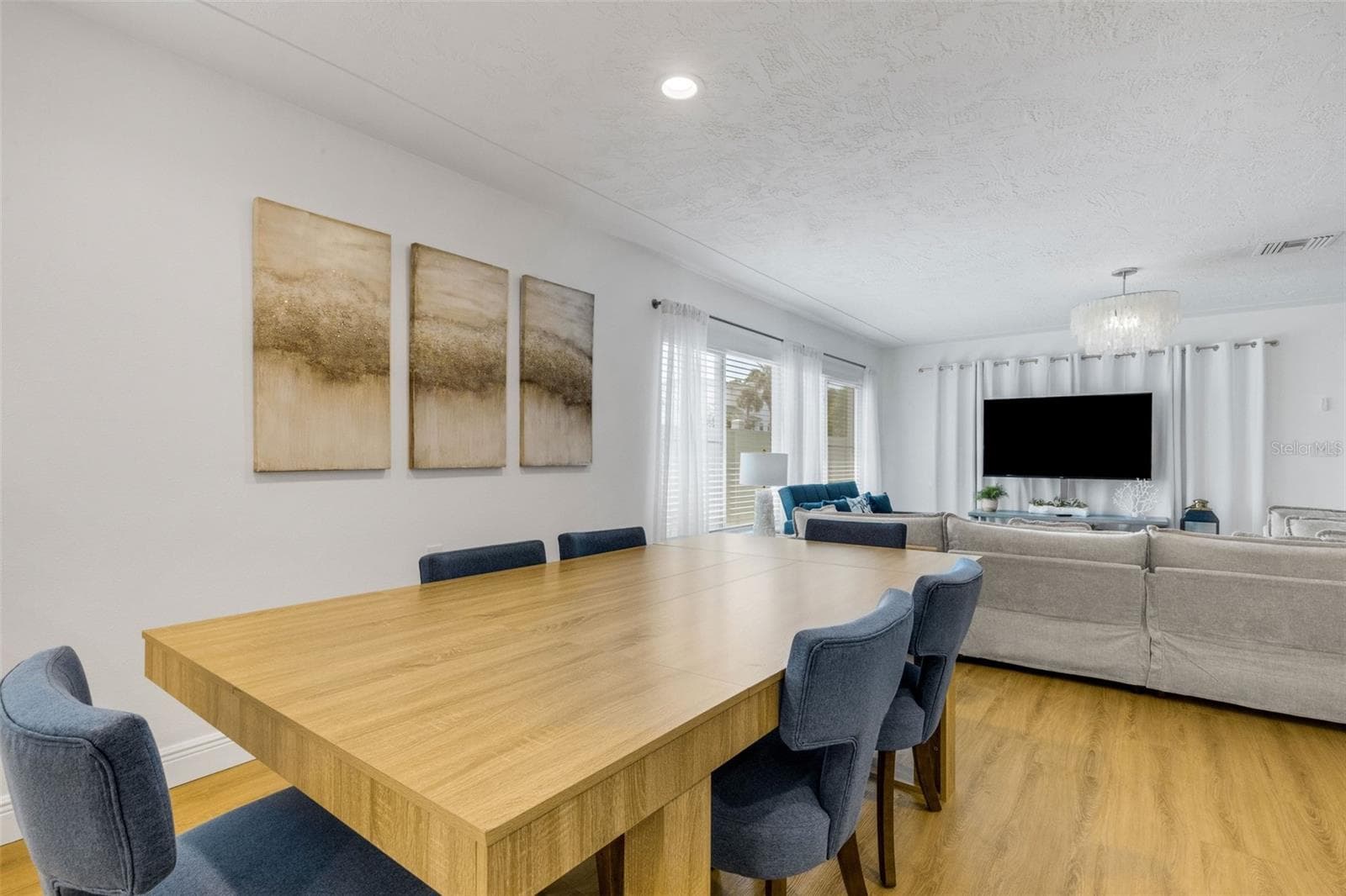 Plenty of room to gather with family and friends. - 18317 SUNSET BLVD, REDINGTON SHORES