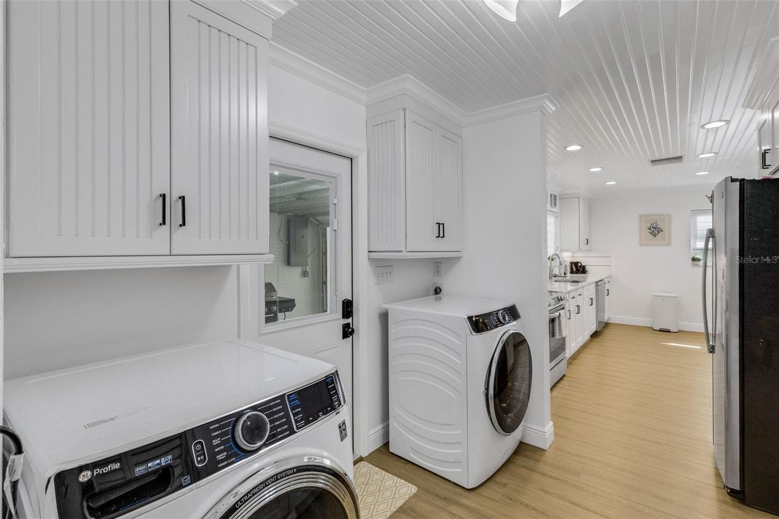 Laundry area offers excellent storage and convenient access to the kitchen - 18317 SUNSET BLVD, REDINGTON SHORES