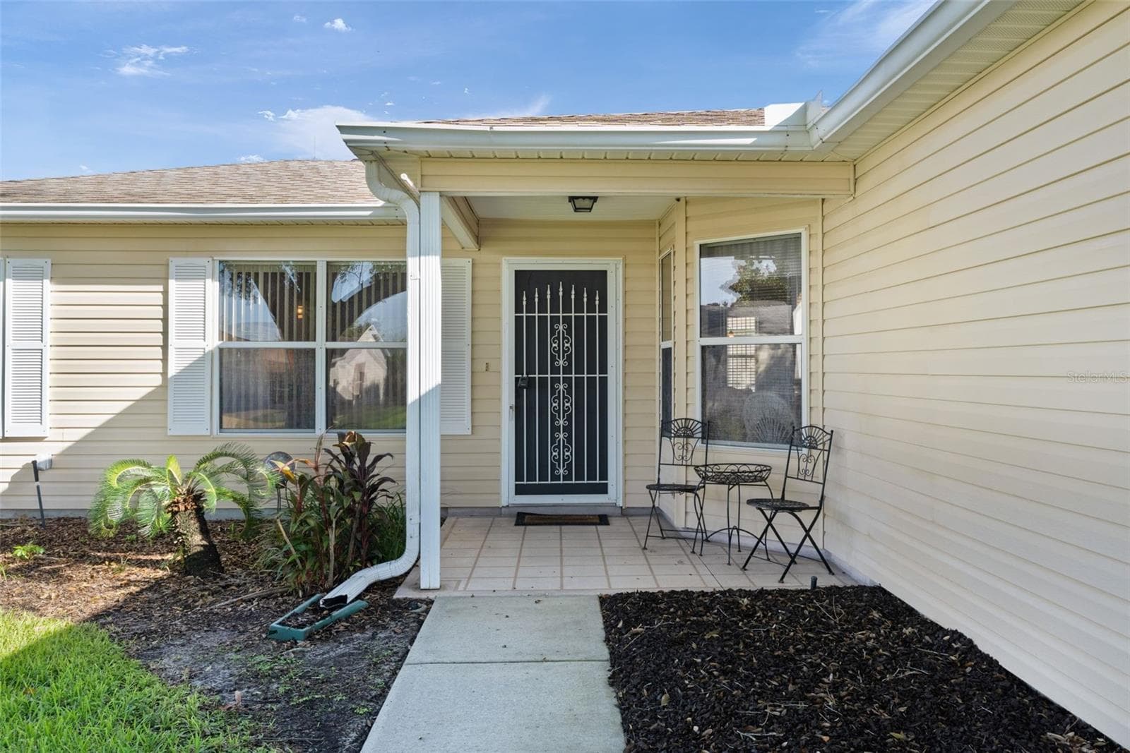 Covered Entry With Comfortable Sitting Area. - 2018 CASTANO PL, THE VILLAGES
