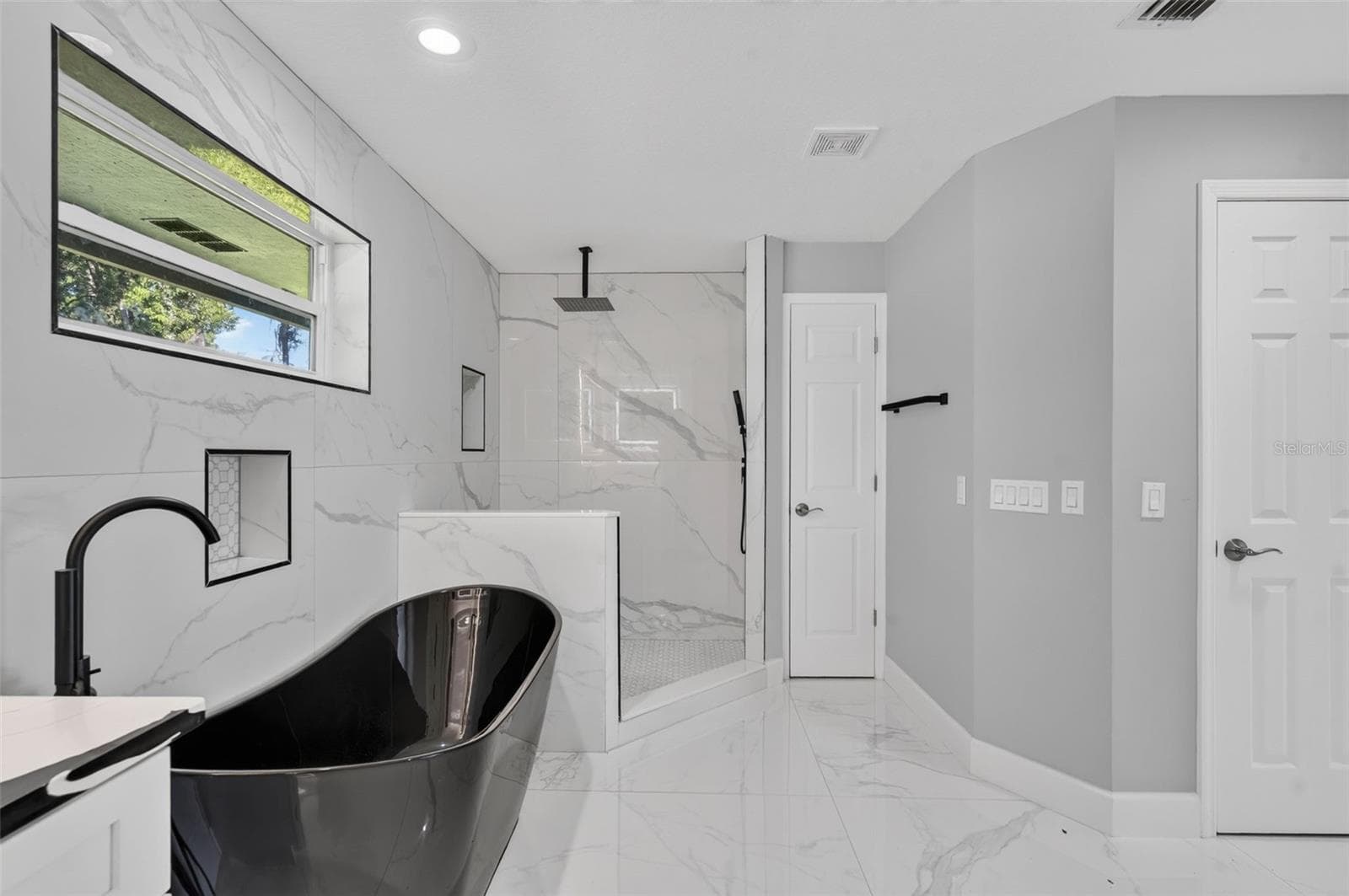 Soaking Tub and Shower - 401 N 1ST ST, LAKE MARY