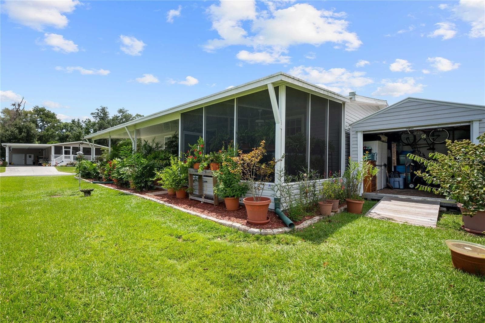 Screen room. - 38417 MONET DR, ZEPHYRHILLS