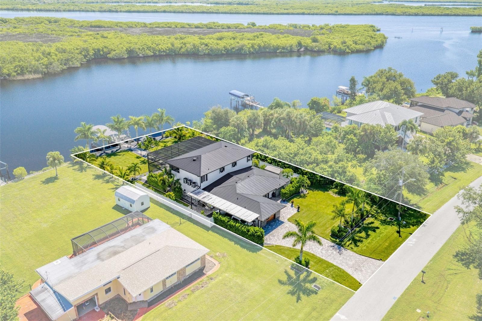 2424 HARBOUR DR