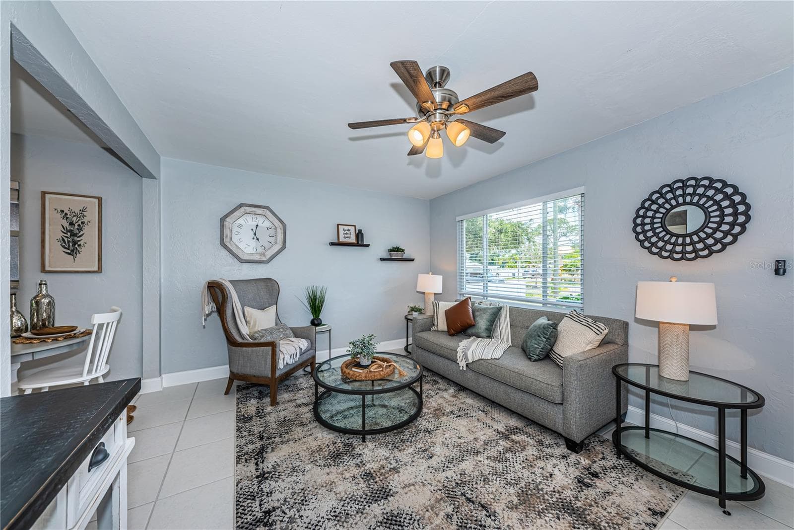 Spacious 17.5’x12.4’ Living Room - 262 40 AVE NE, ST PETERSBURG